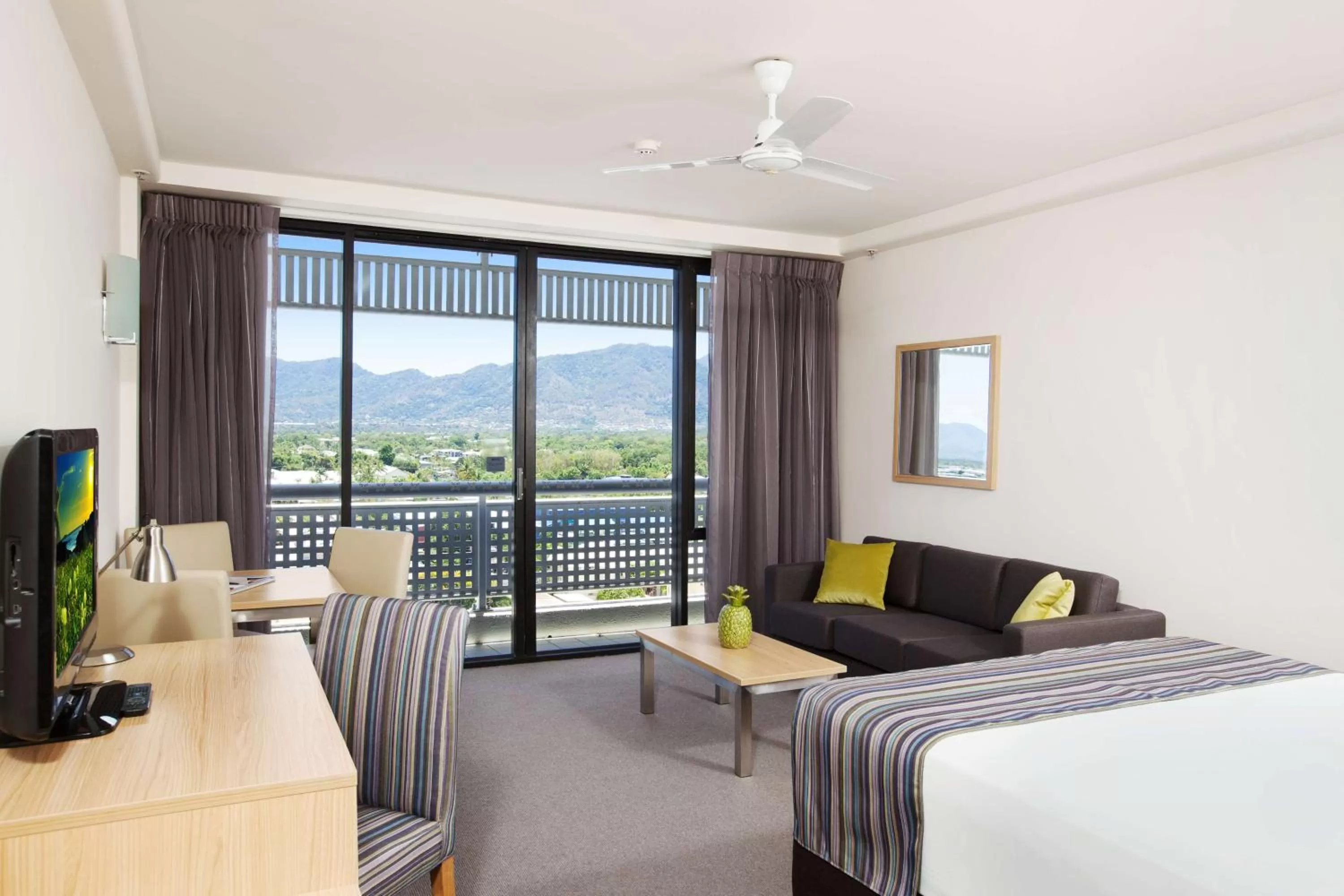 Queen Room with Mountain View in Rydges Esplanade Resort Cairns