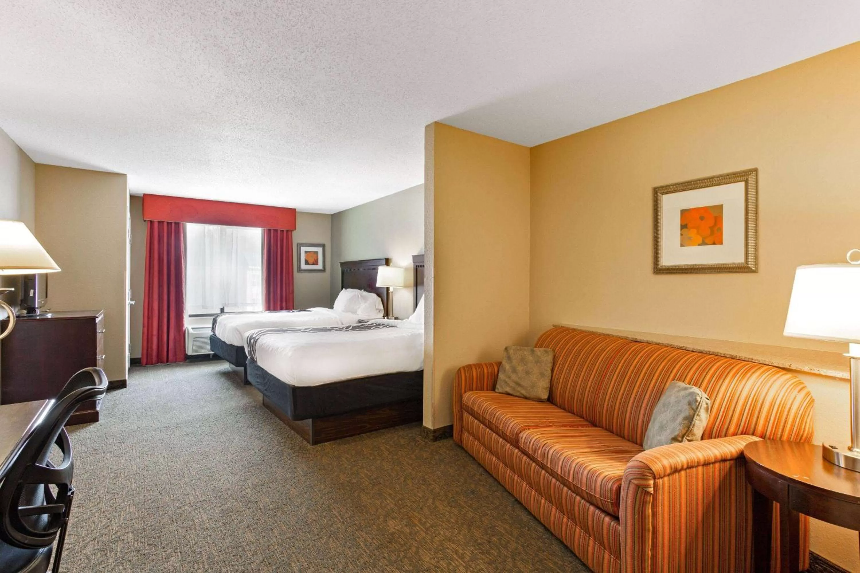 Two-Bedroom Suite with One King Bed and Two Queen Beds, Non-Smoking in La Quinta by Wyndham Richmond - Kings Dominion