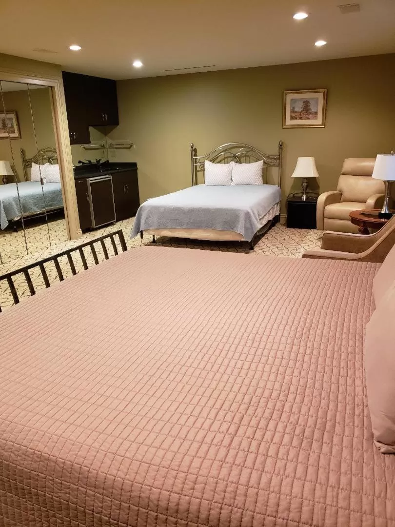 King Suite in Mill Creek Gardens