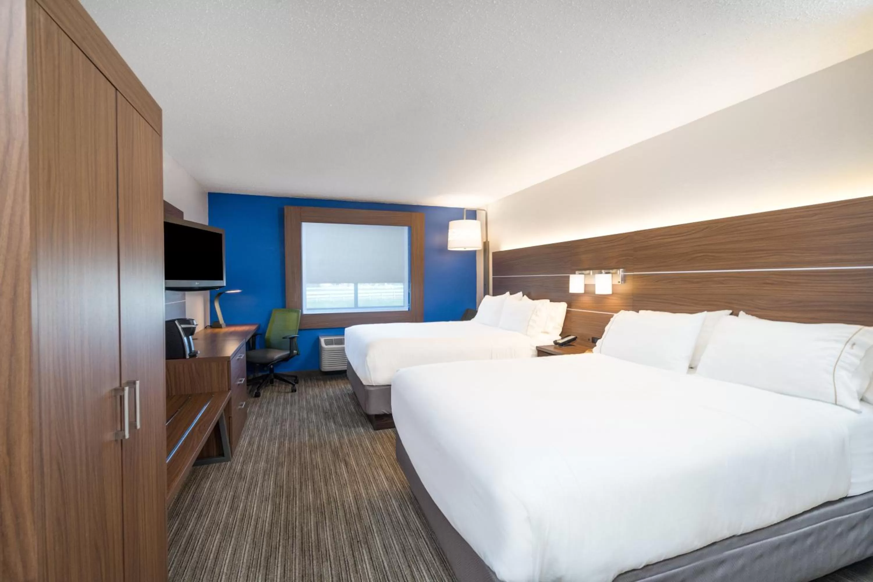 Queen Room with Two Queen Beds - Hearing Access - Non-Smoking in Holiday Inn Express Hotel Howe / Sturgis by IHG