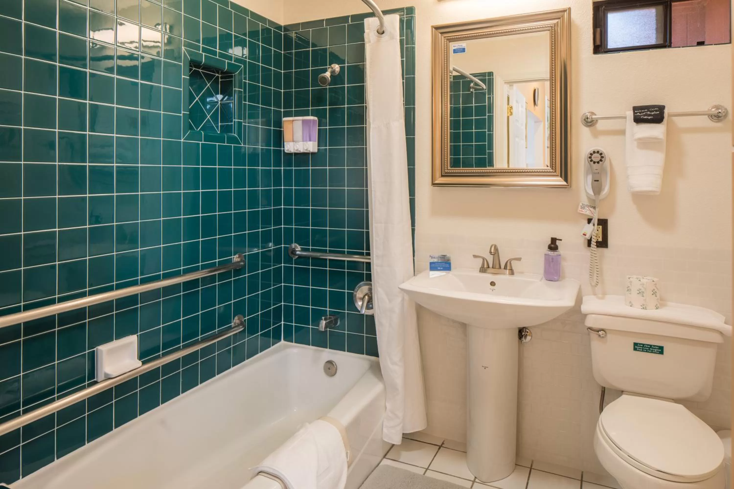 Two Bedroom Two Bathroom Cottage  in Andril Fireplace Cottages