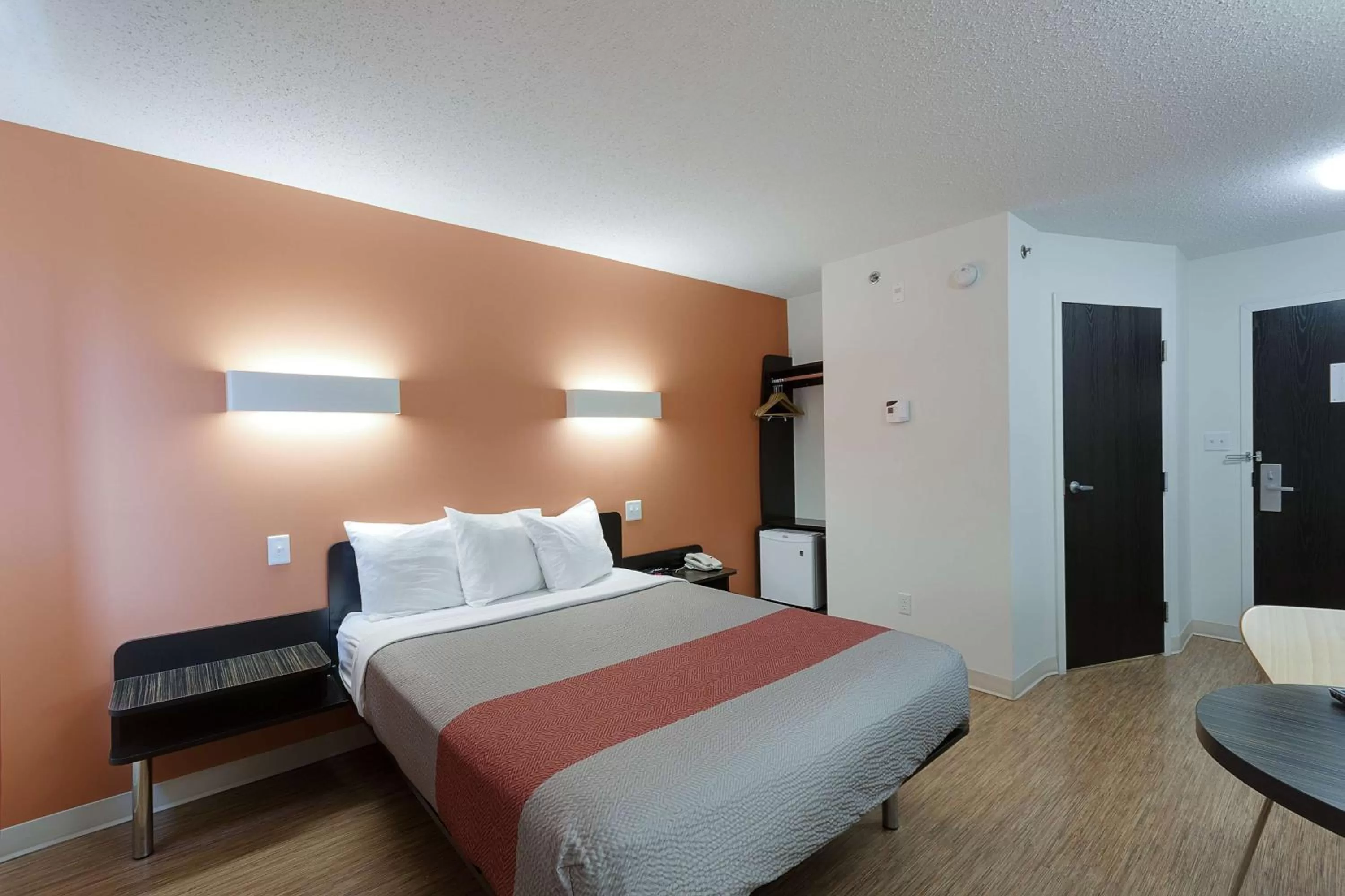 Queen Room - Disability Access - Non-Smoking in Motel 6-Brandon, MB