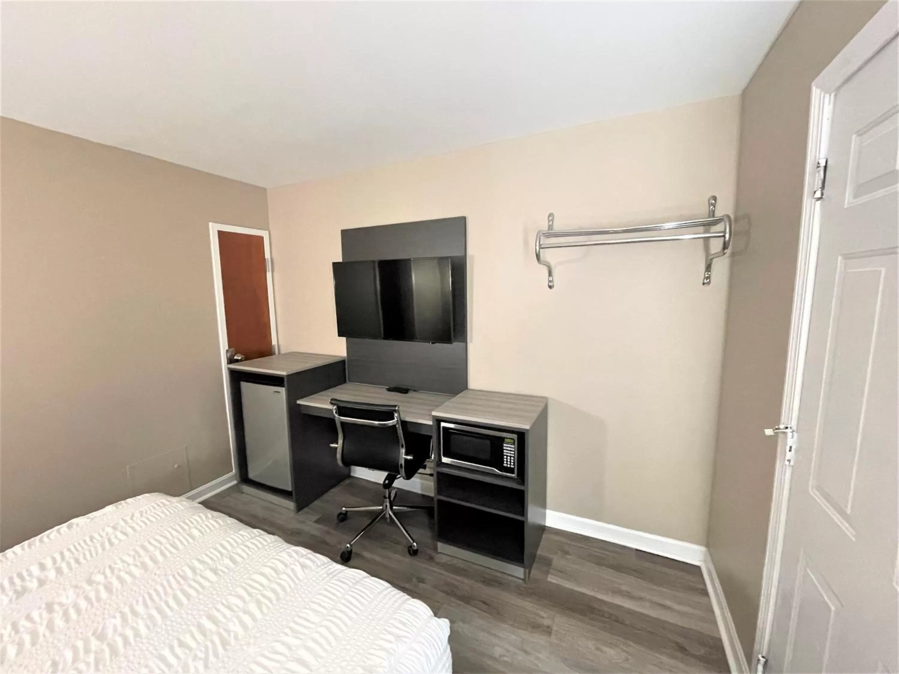 Standard Queen Room Non Smoking in Shangri-La Motel