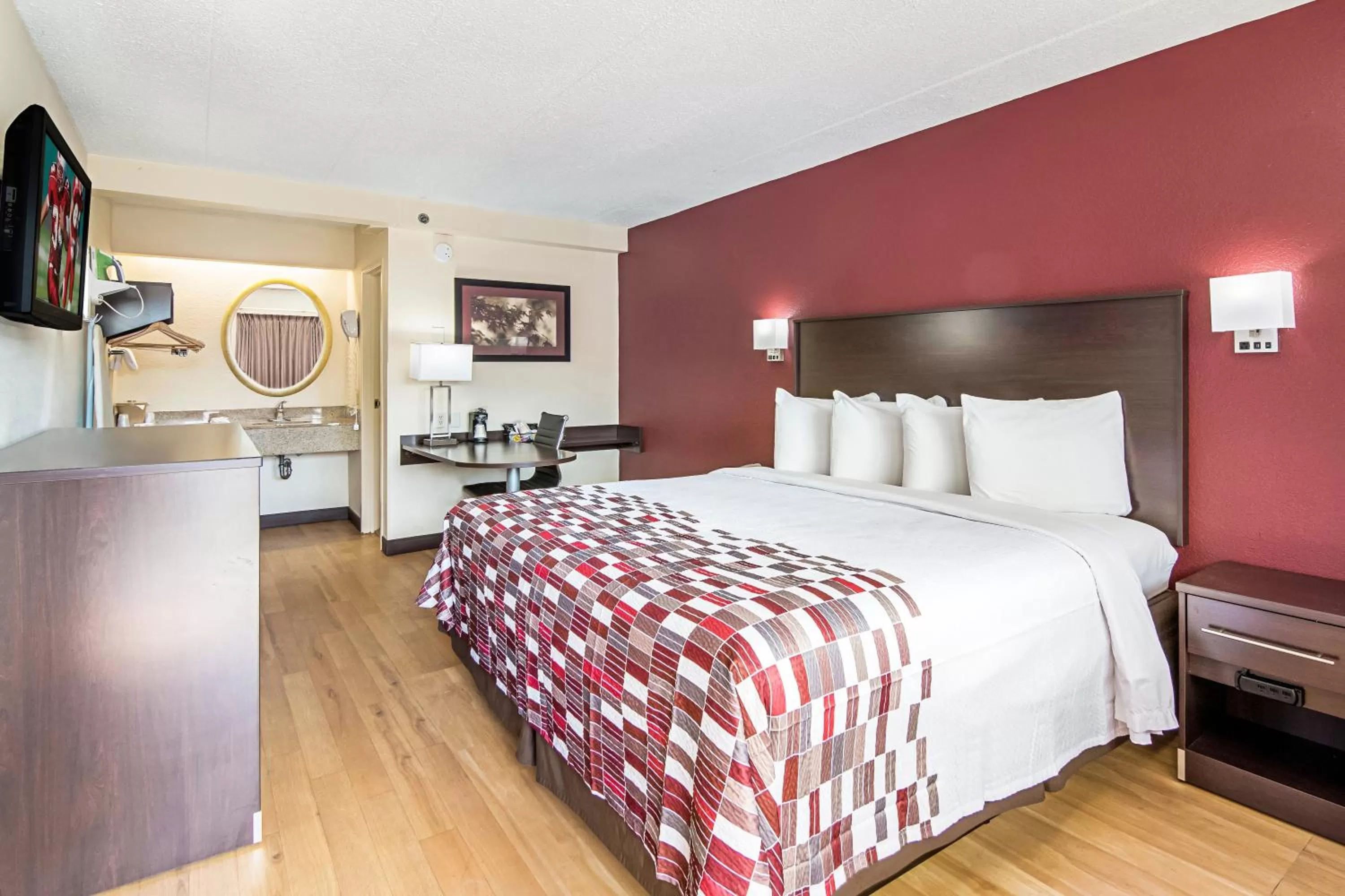 Superior King Room Smoking in Red Roof Inn Hampton Coliseum and Convention Center