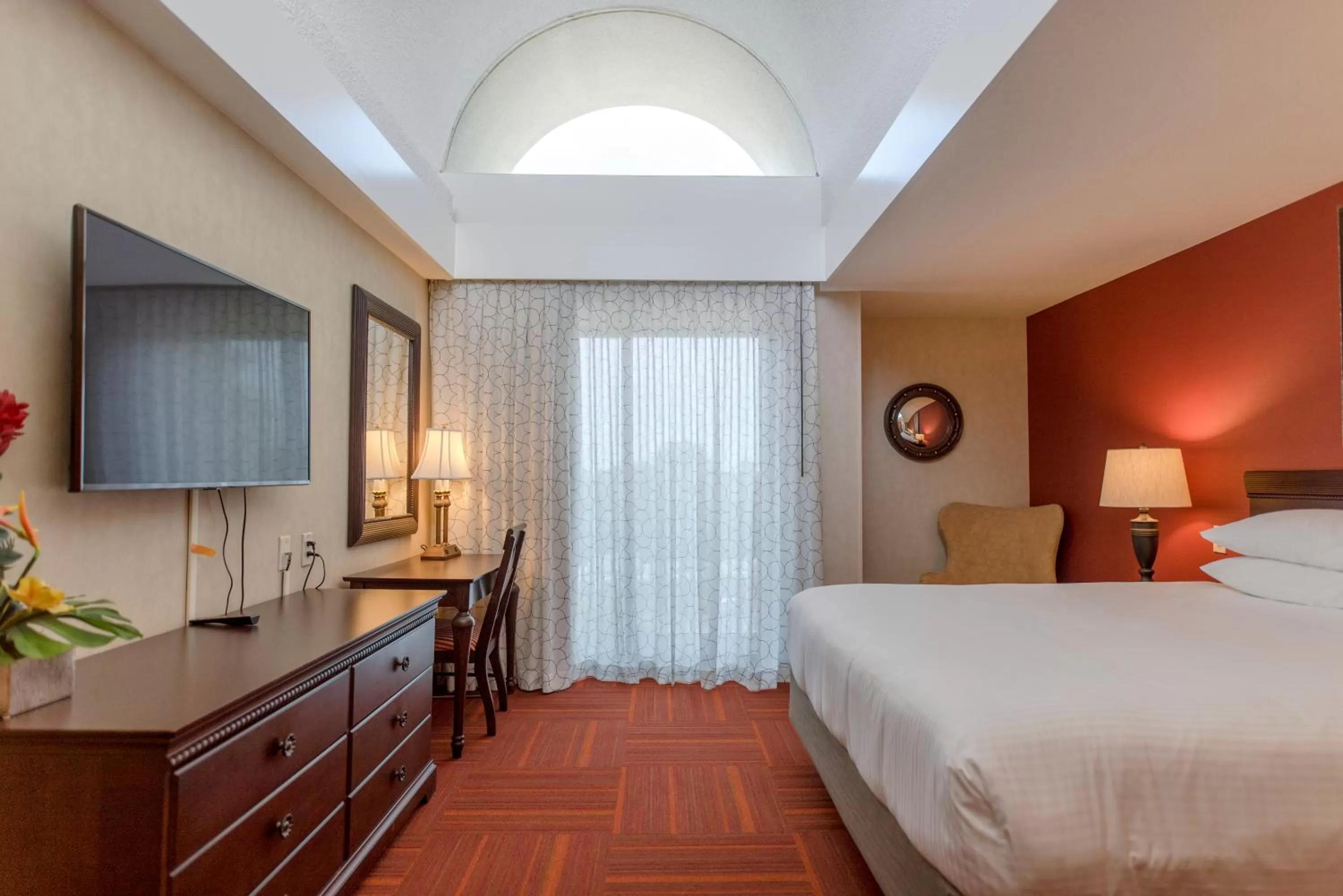 King Bed, One-Bedroom Suite, Park View, Building 1, Non-Smoking in Howard Johnson by Wyndham Anaheim Hotel & Water Playground