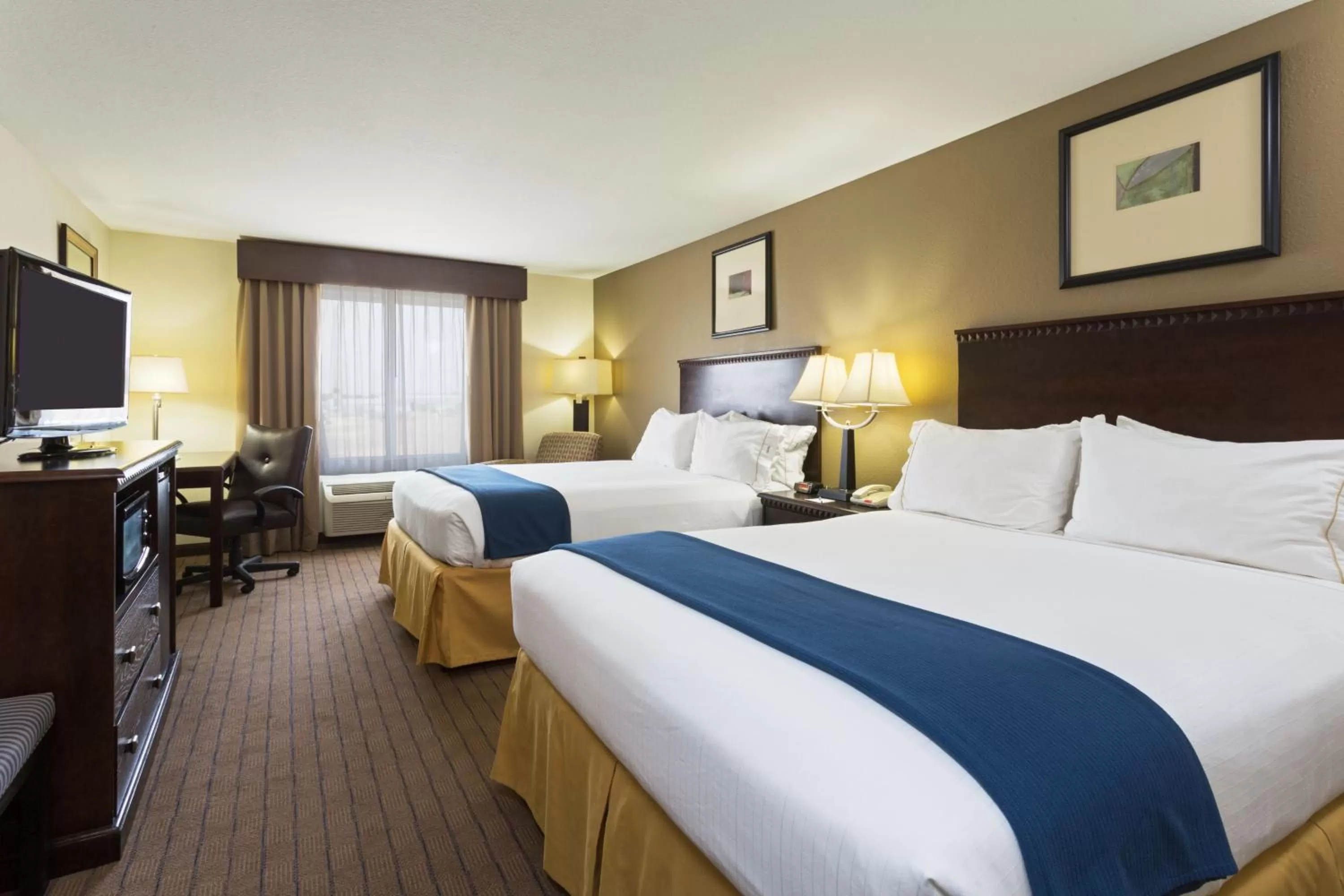 Standard Queen Room with Two Queen Beds - Communications Accessible in Holiday Inn Express & Suites Moultrie by IHG
