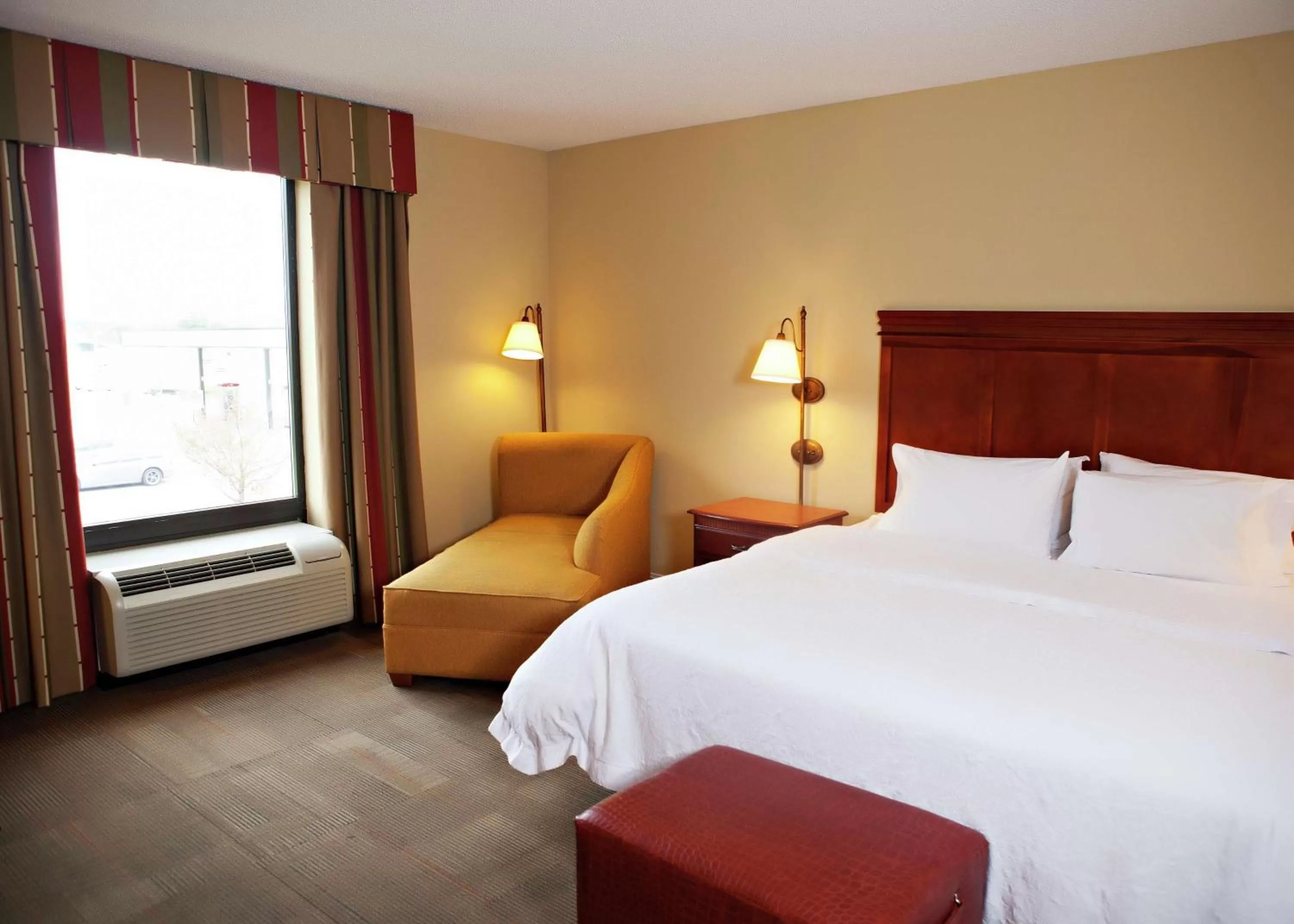 King Room with Accessible Tub - Mobility and Hearing Access/Non-Smoking in Hampton Inn Martin