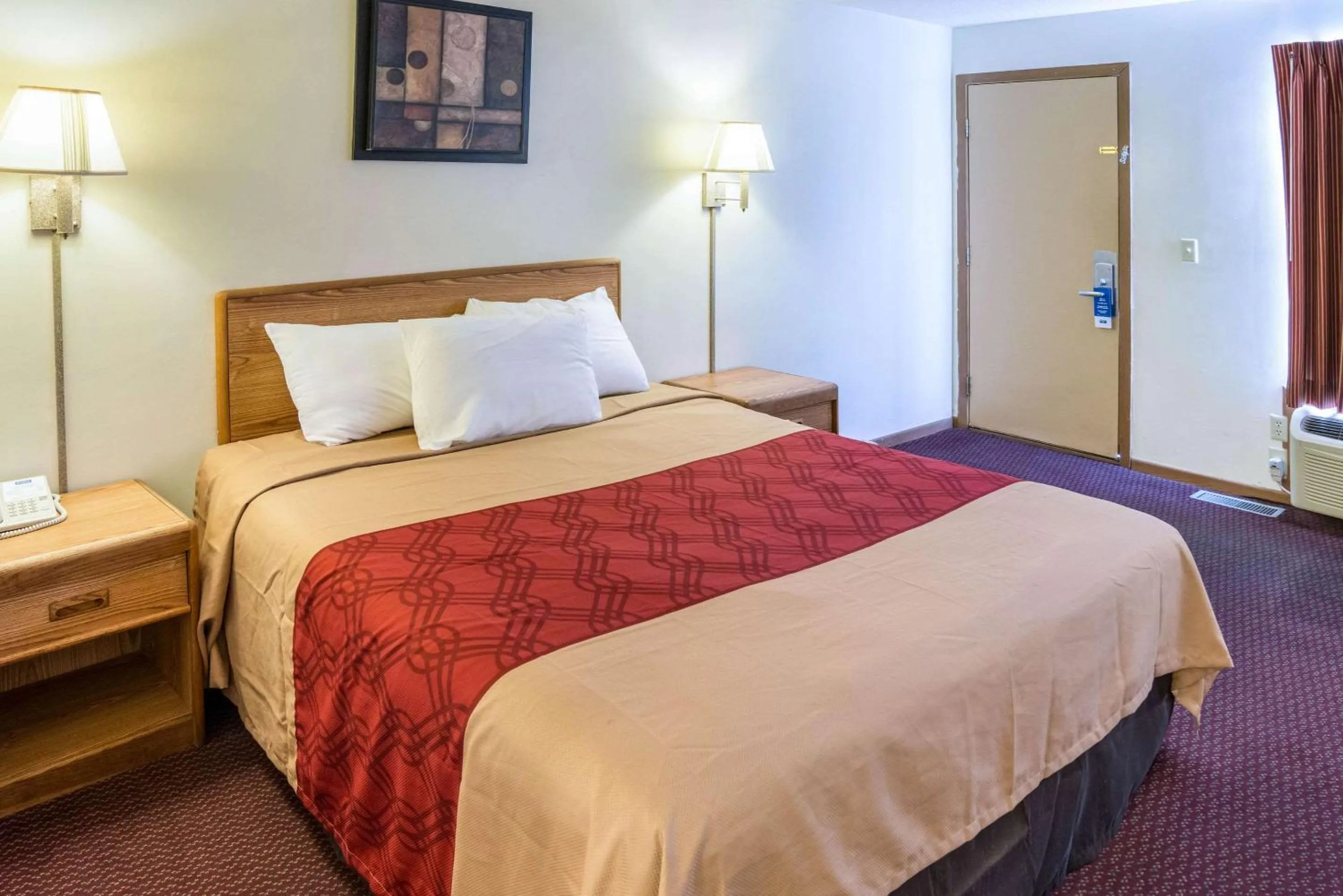 Queen Room - Non-Smoking in Rodeway Inn & Suites