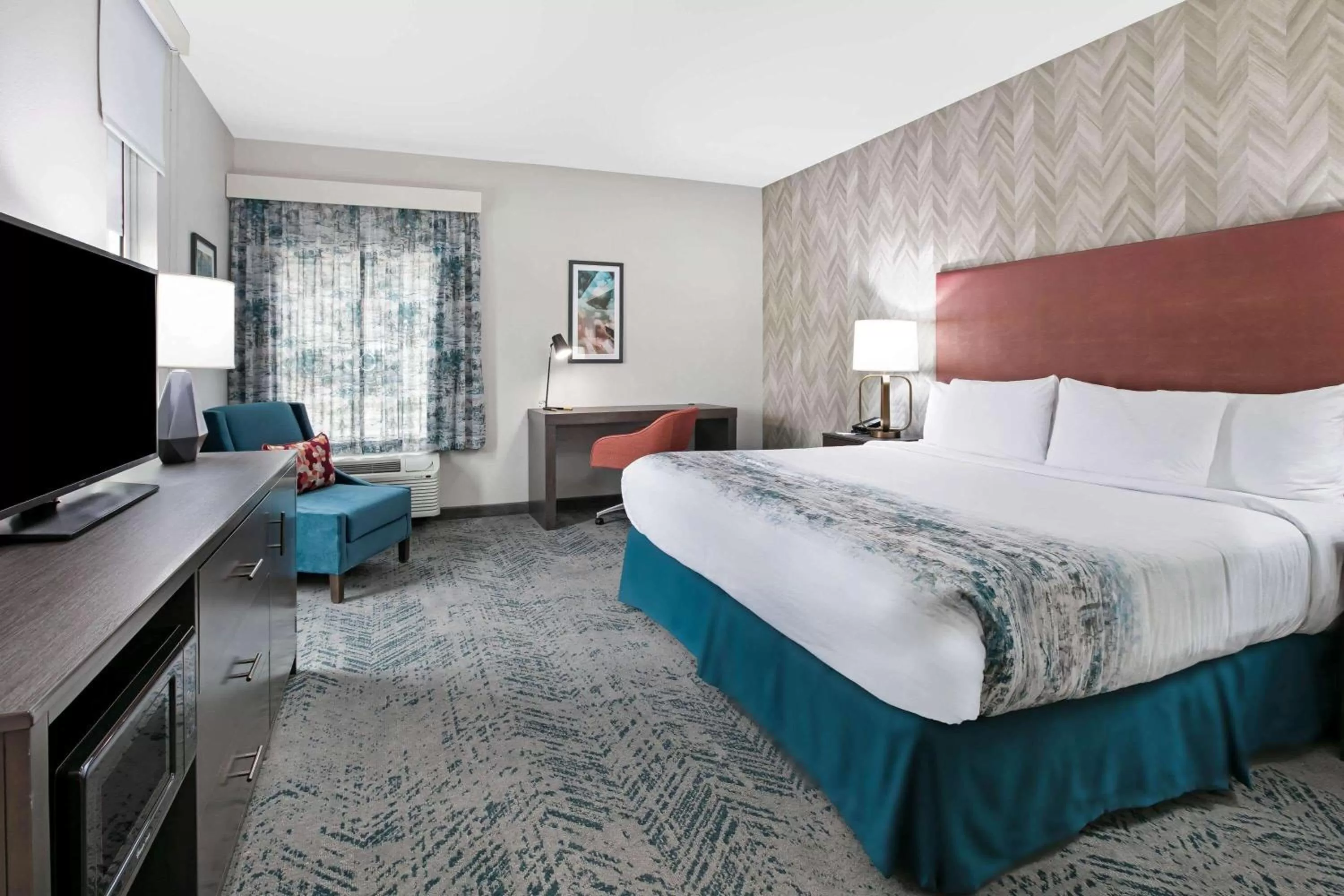 King Room with Roll-In Shower - Mobility/Hearing Accessible - Non-Smoking in La Quinta Inn & Suites DFW West-Glade-Parks