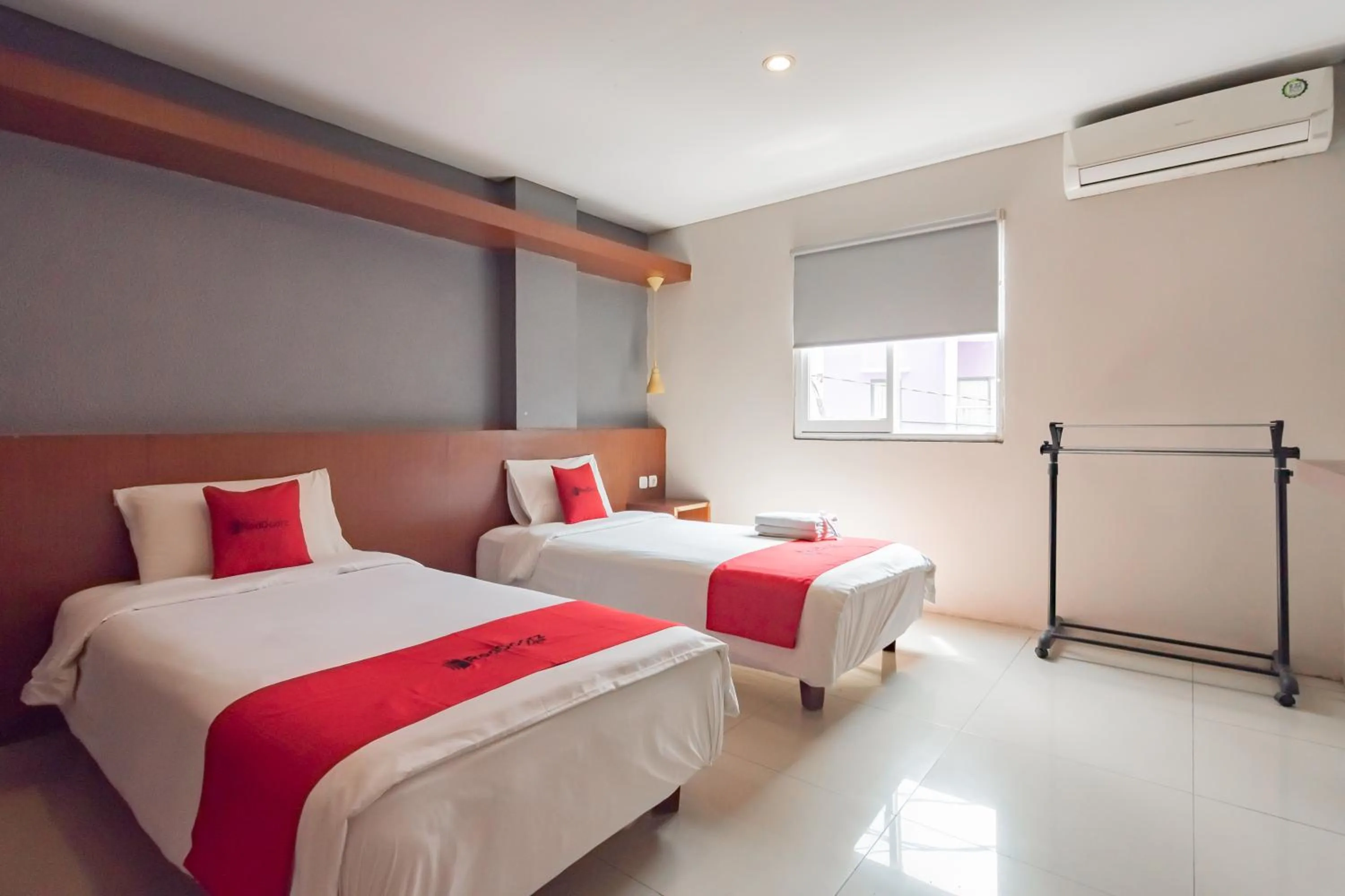 Deluxe Twin Room in RedDoorz Plus @ Dago Pojok 3