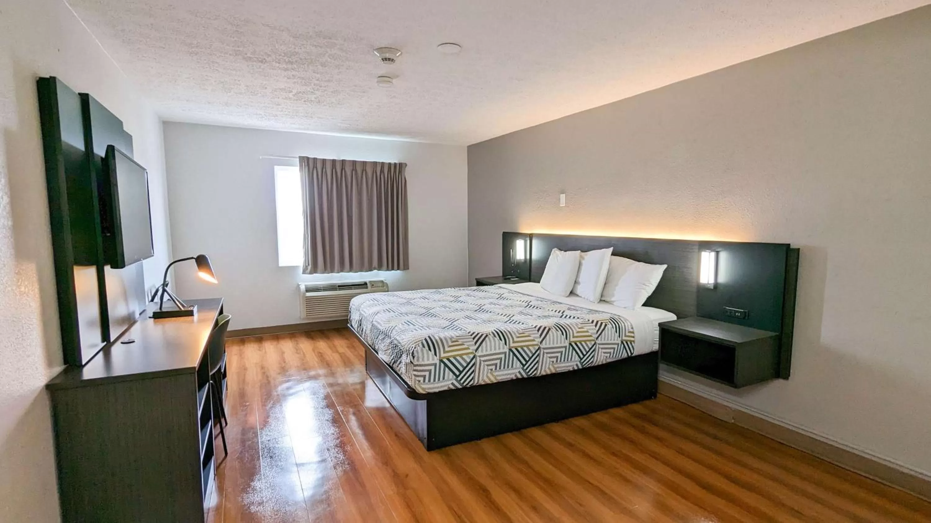 Deluxe King Room in Motel 6-Framingham, MA - Boston West