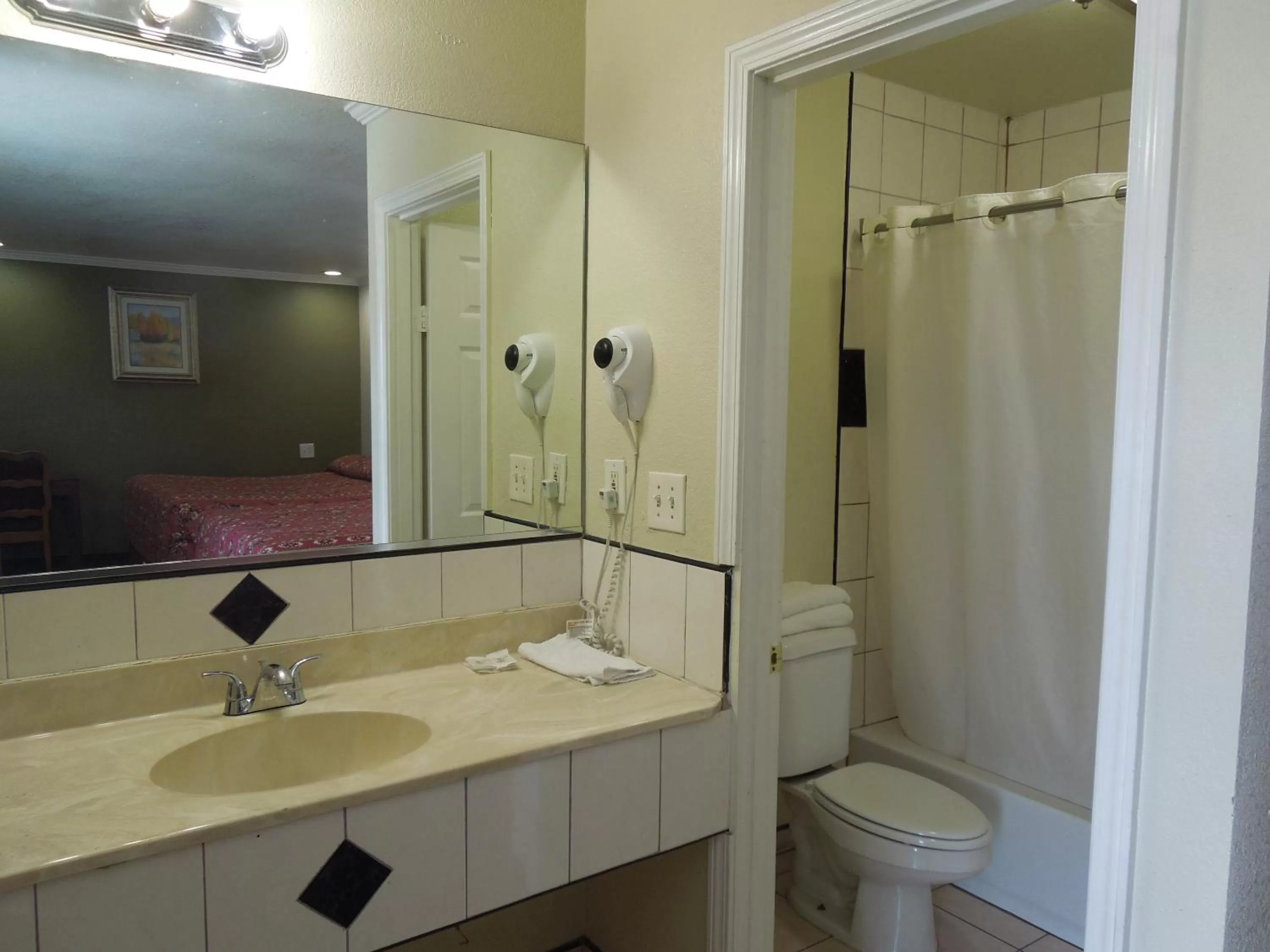 Standard Queen Room with Two Queen Beds in Castaway Motel