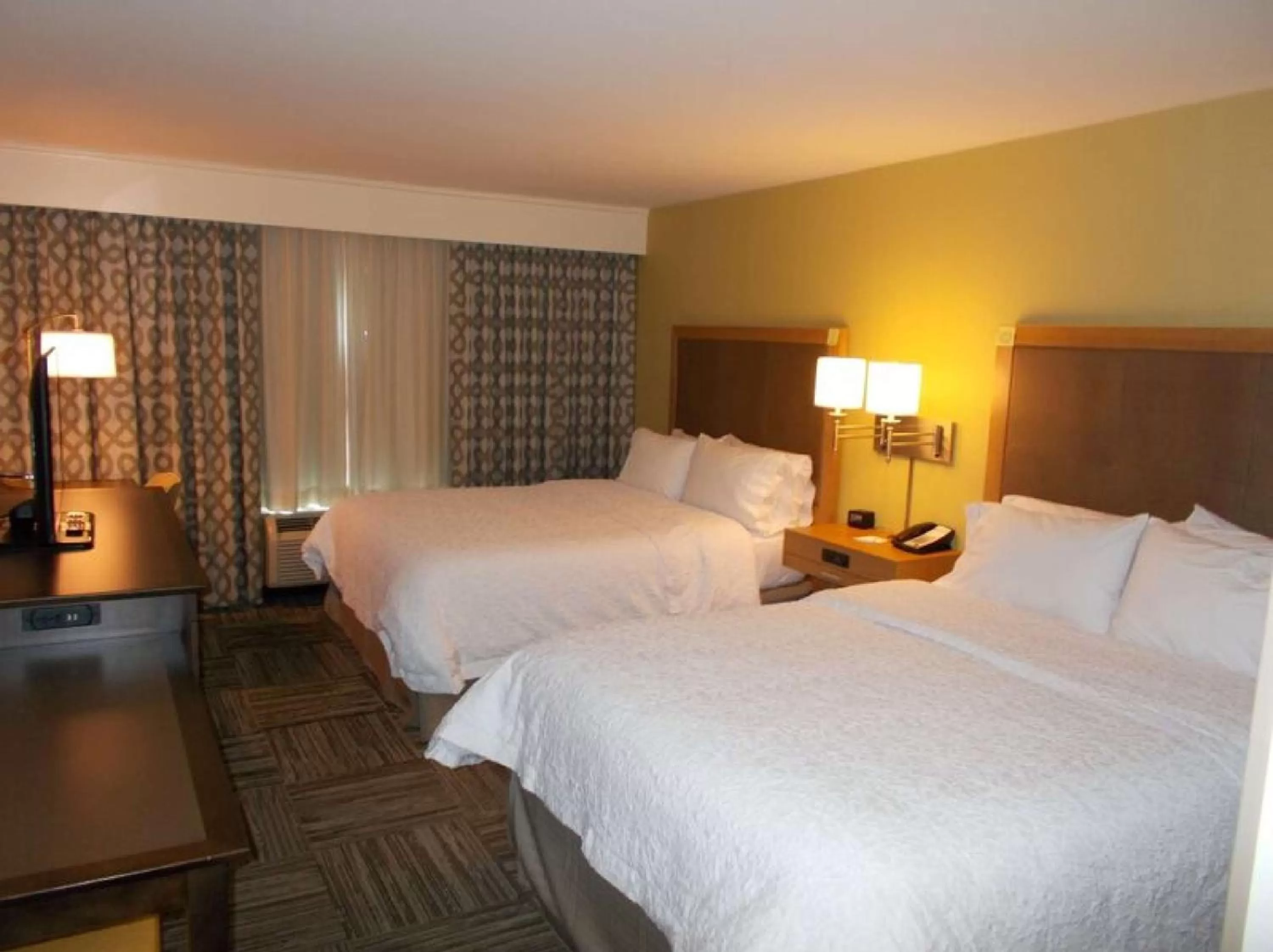 Queen Room with Two Queen Beds - Mobility Access/Non-Smoking in Hampton Inn Waynesboro