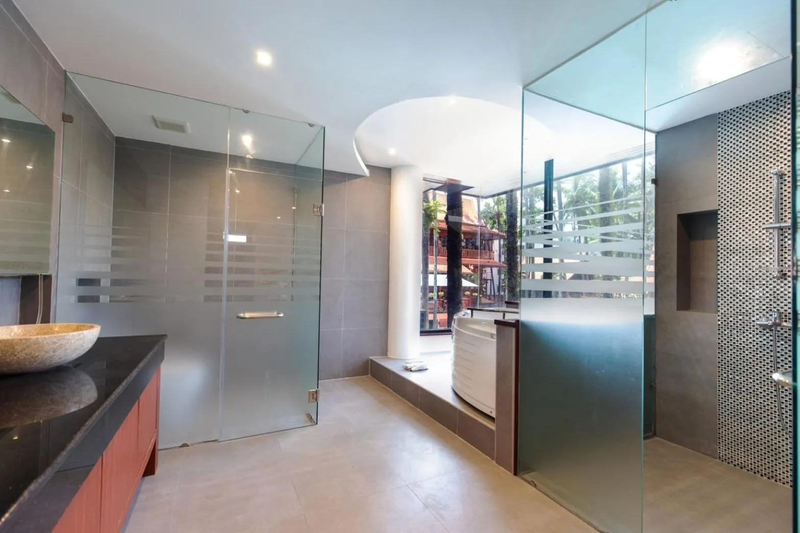 Grand Royal Suite Pool View with Jacuzzi in Royal Phawadee Village Patong - 2 Minutes walk to the beach