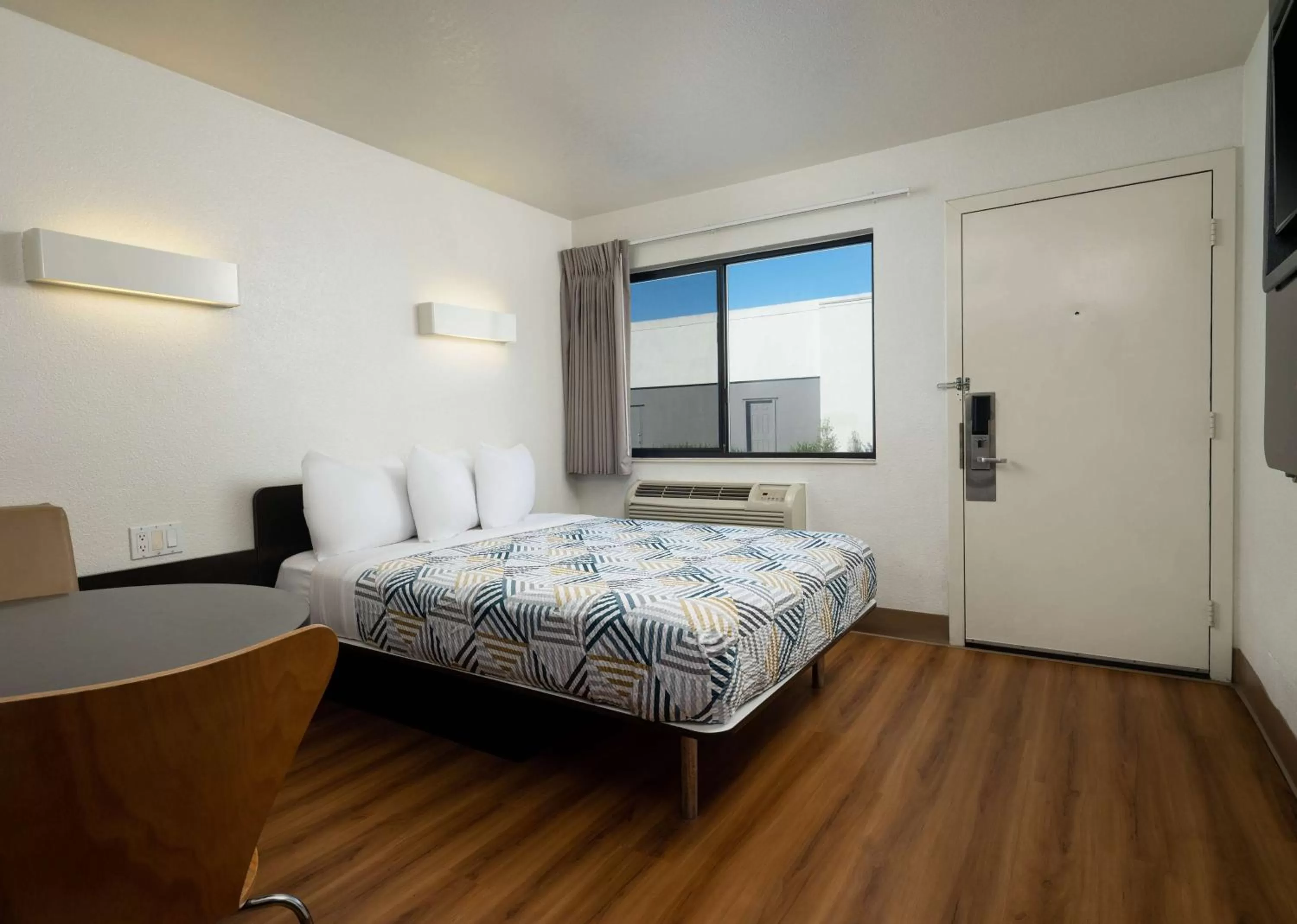 Queen Suite in Motel 6-Goleta, CA - Santa Barbara