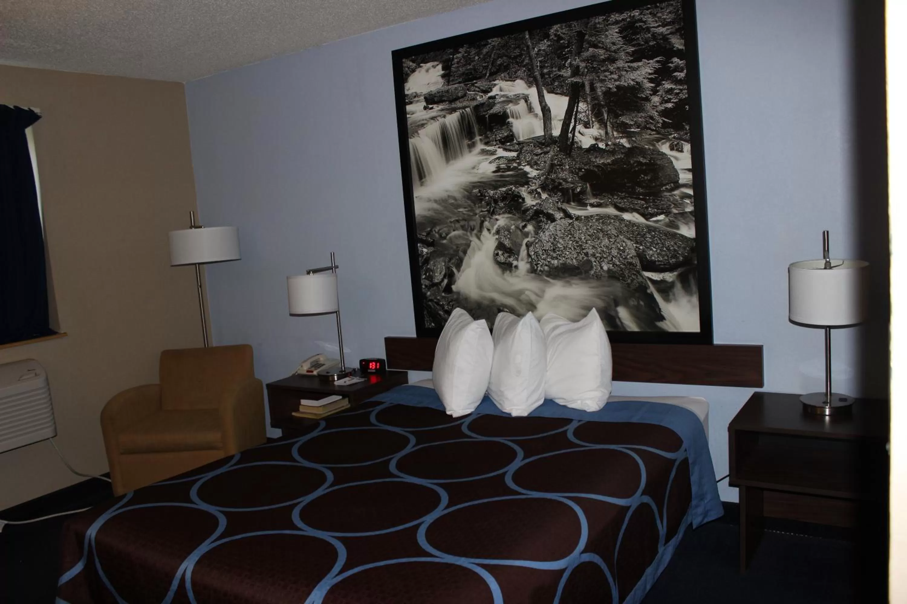 Queen Room - Non-Smoking in Super 8 by Wyndham East Stroudsburg - Poconos