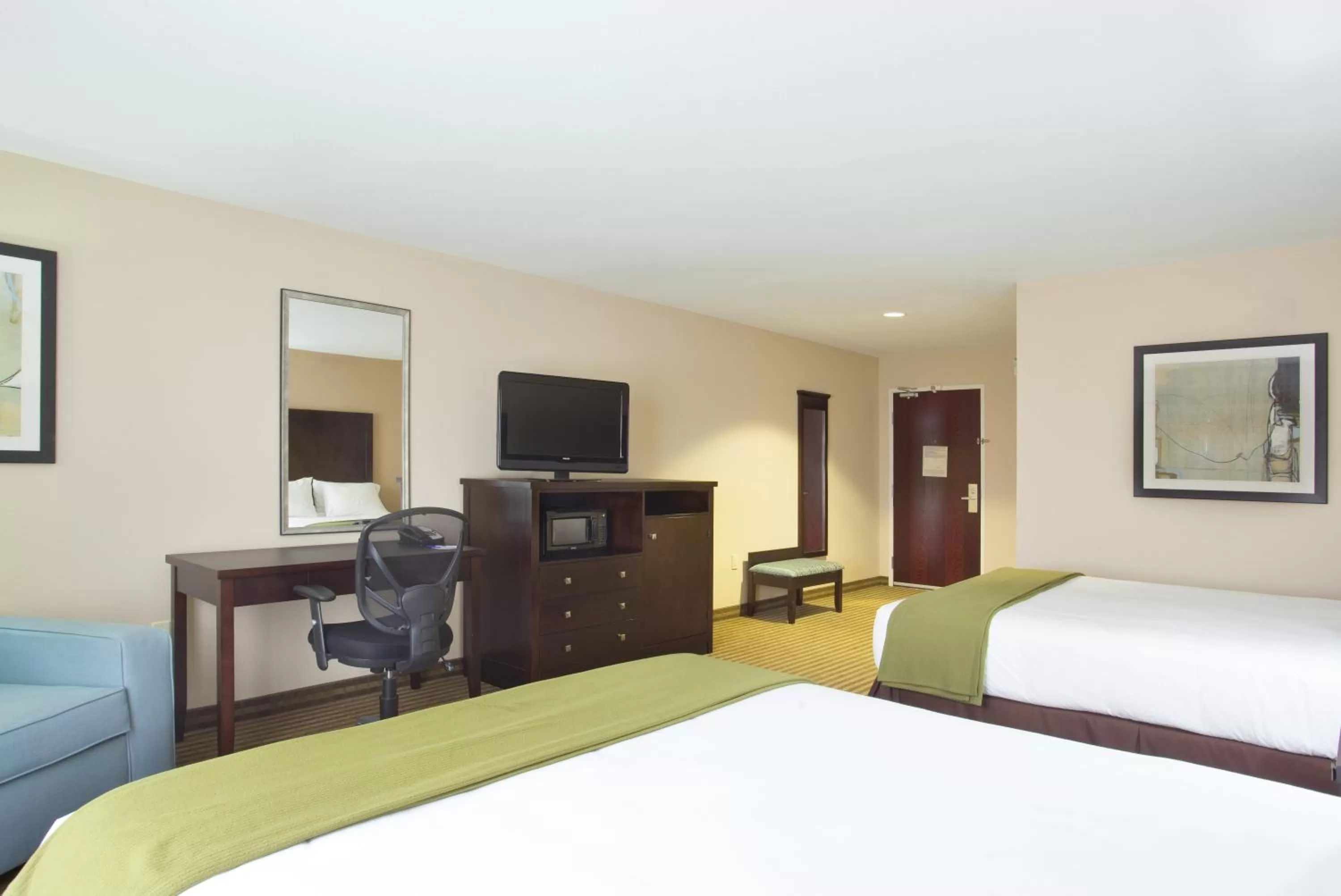 Queen Room with Two Queen Beds - Disability Access in Holiday Inn Express Le Roy, an IHG Hotel
