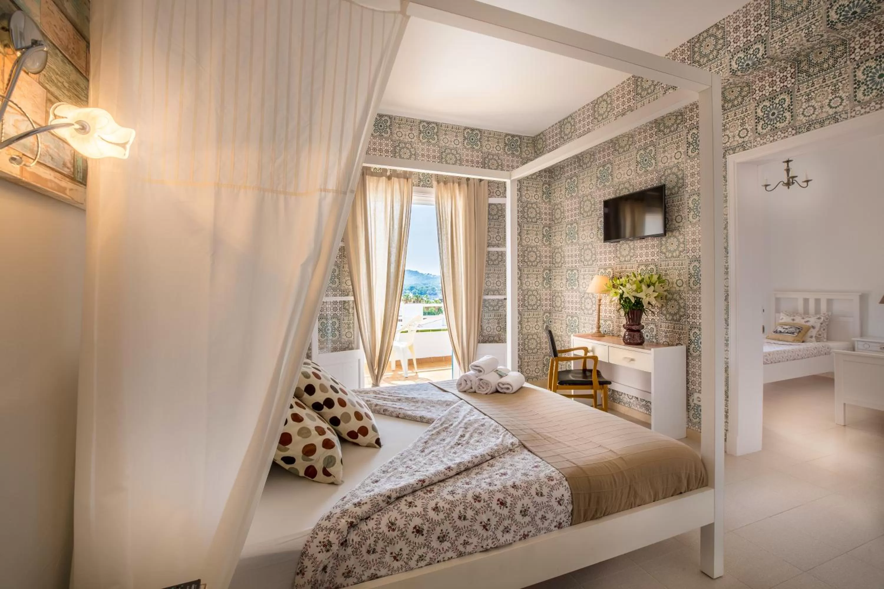 Family Room with Balcony in Bella Colina I Vintage Hotel 1953