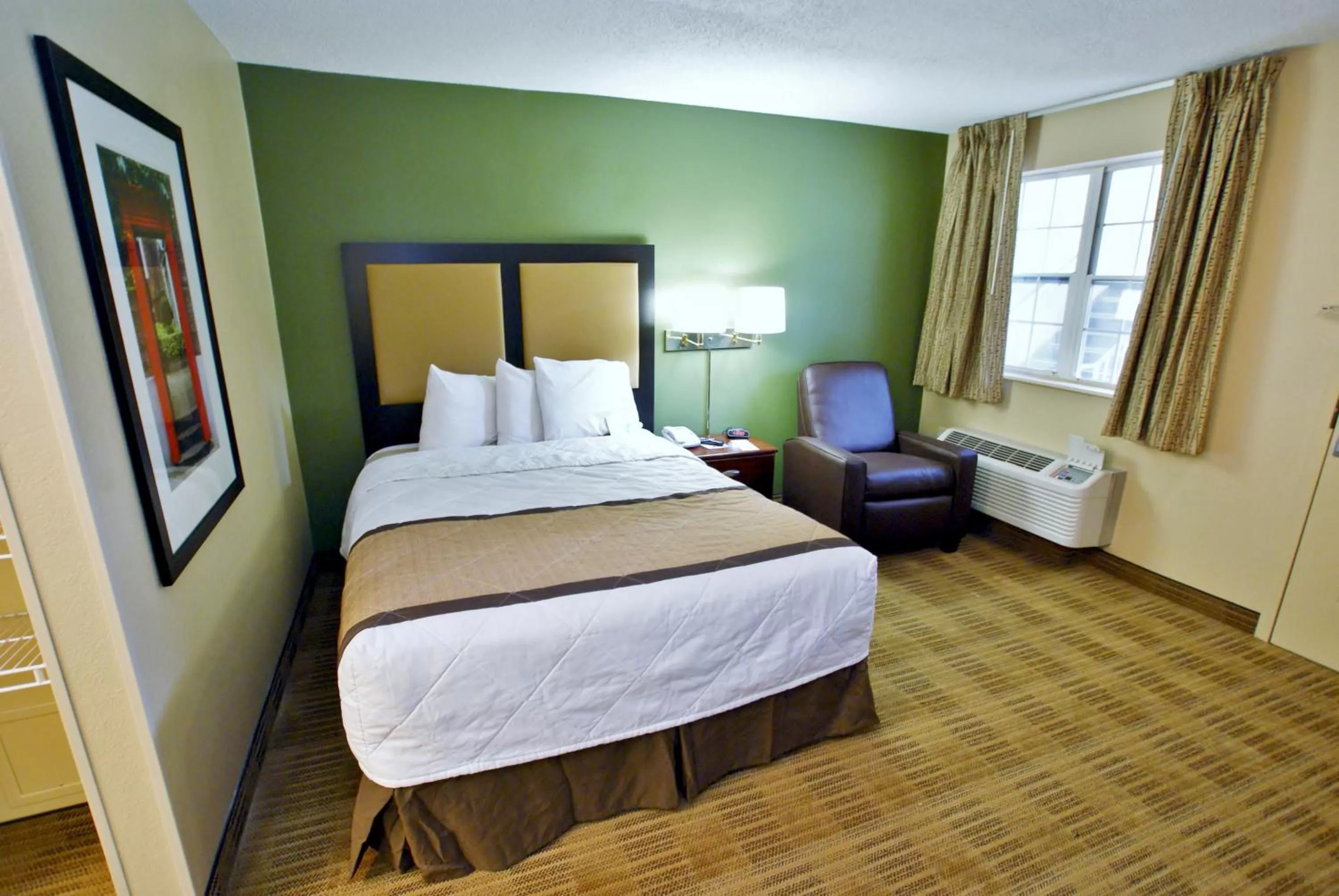 King Suite - Non Smoking/Exterior Hall in Suburban Studios Winston-Salem near Hanes Mall