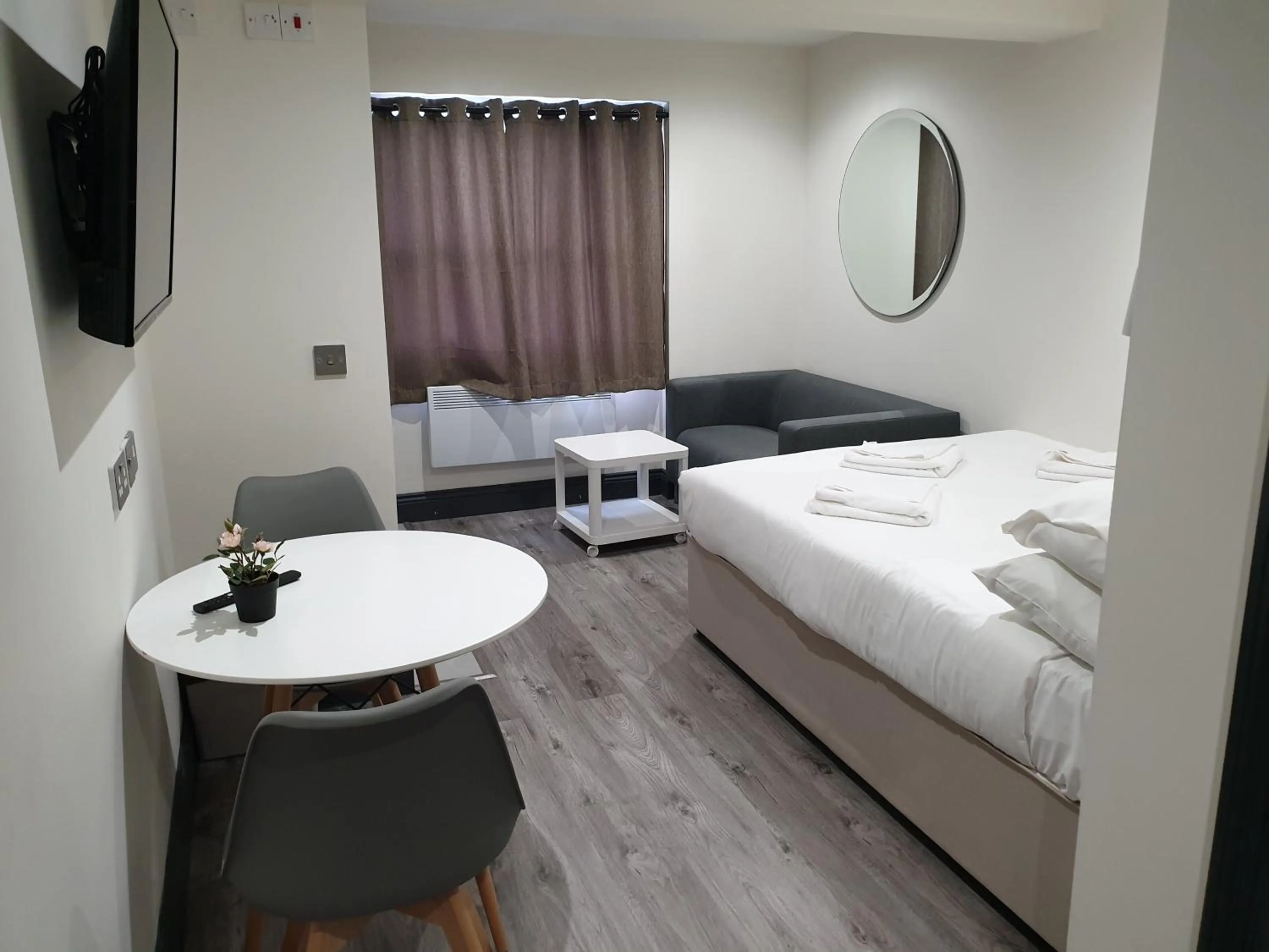 Deluxe Double Studio in Hyde Park Superior Apartments