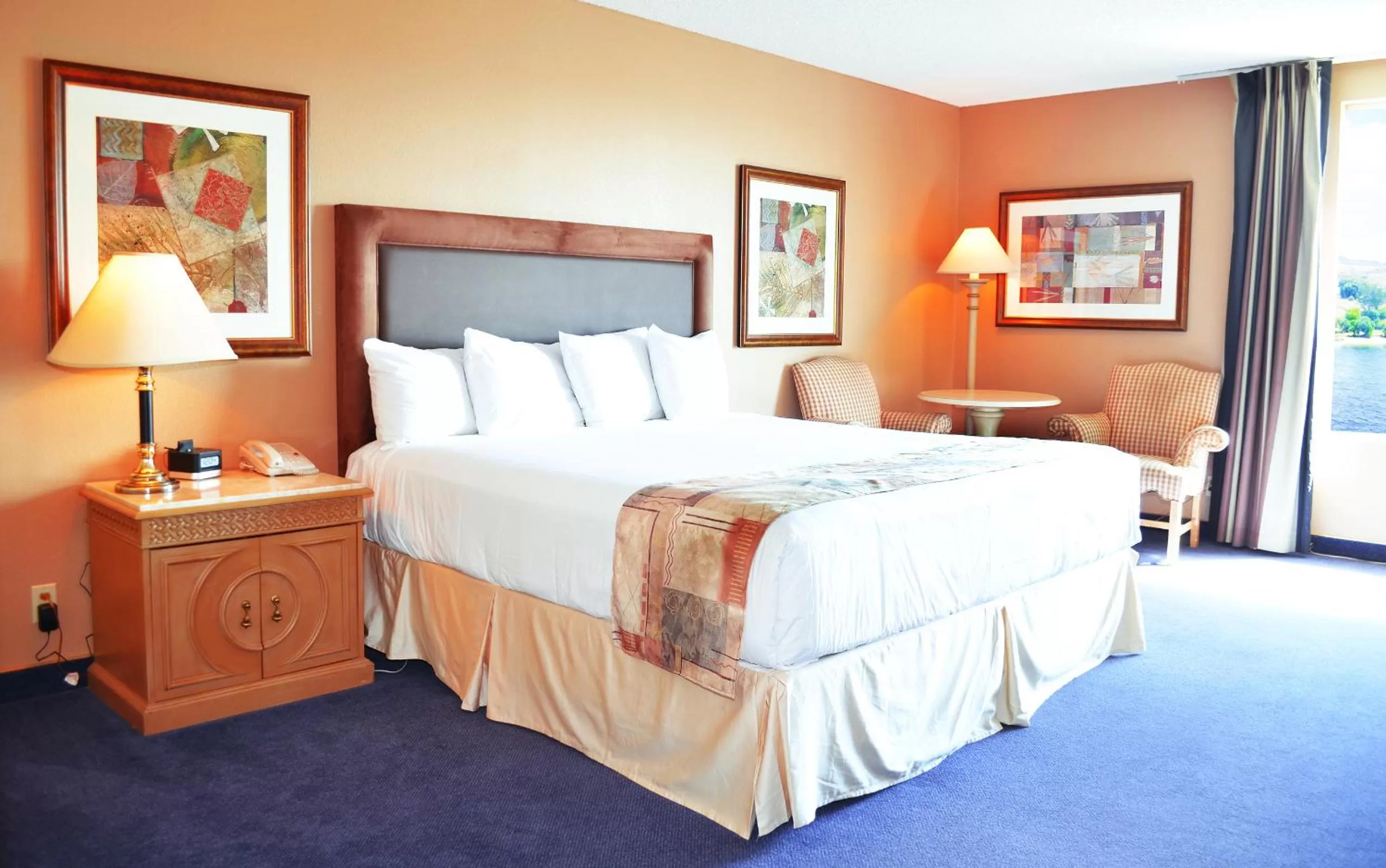 King Room with River View in Laughlin River Lodge