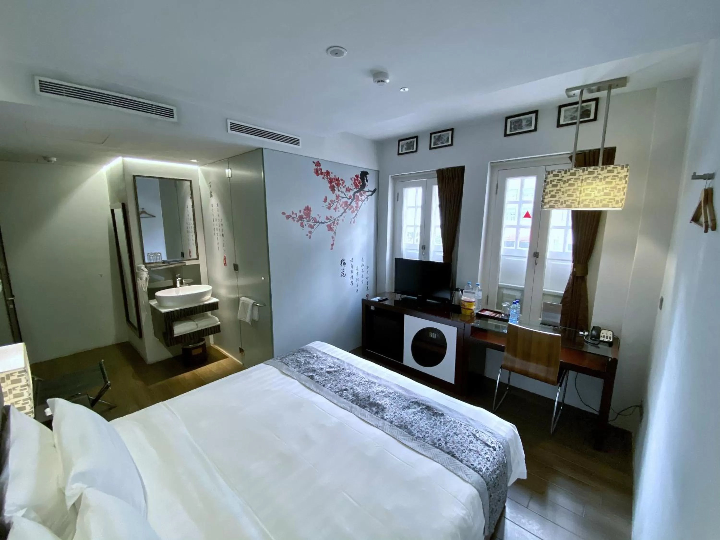 Deluxe King Room in Bliss Hotel Singapore
