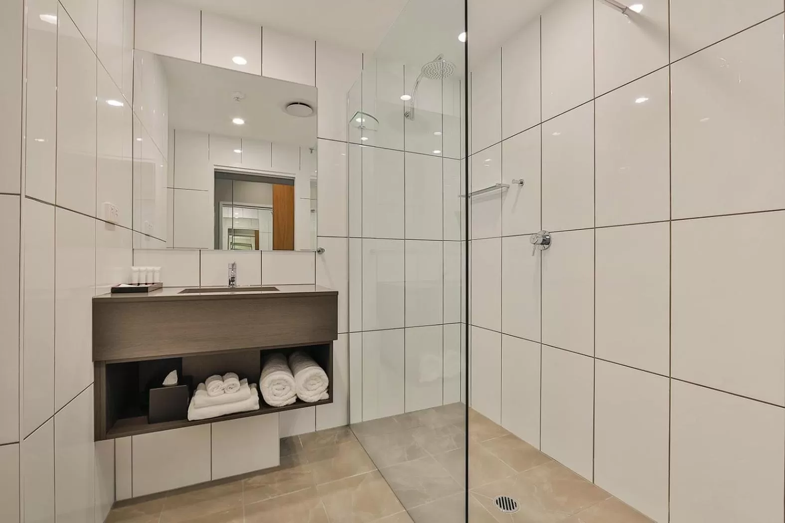 Deluxe Double or Twin Room with Lake View in Best Western Plus North Lakes Hotel