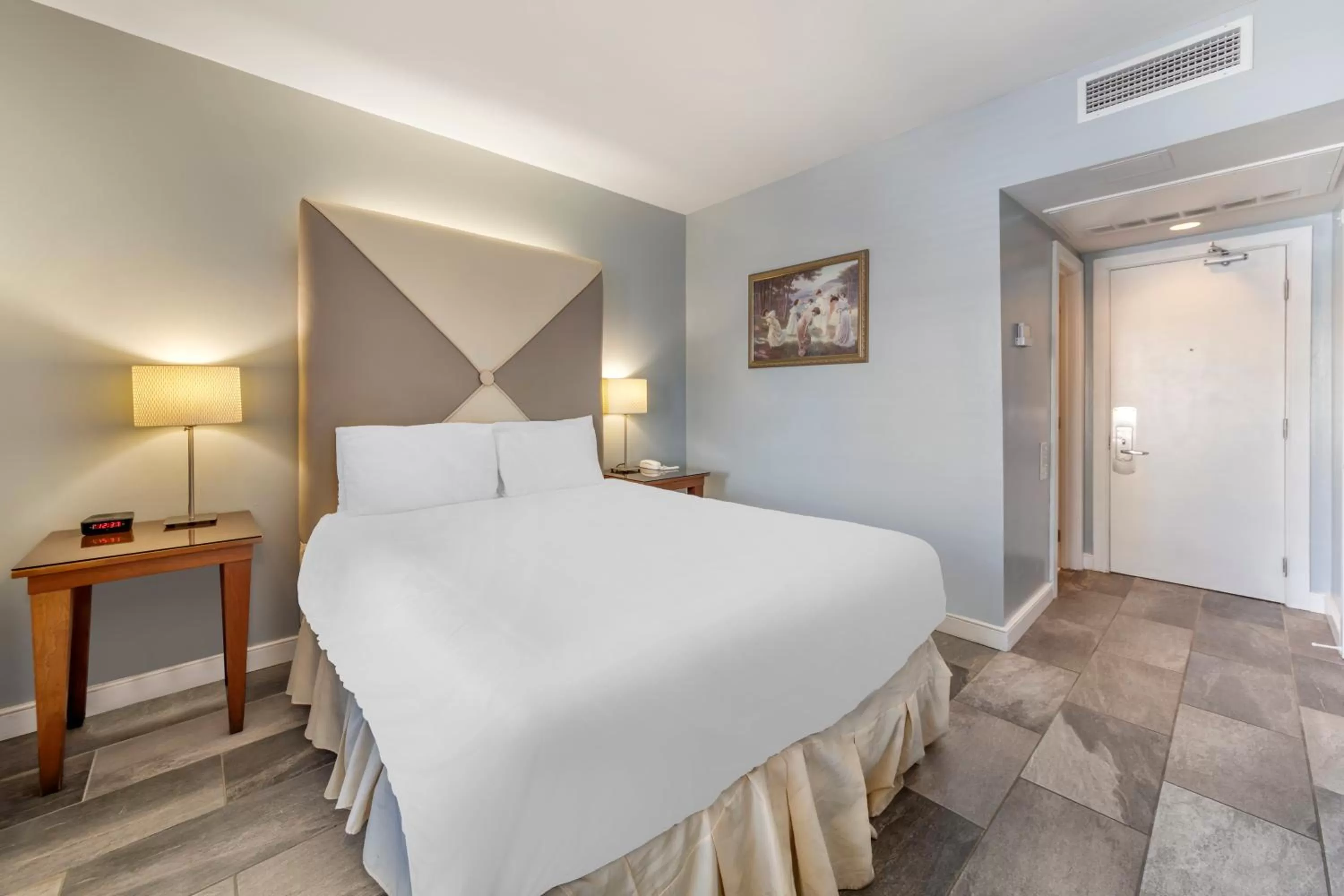 Classic Queen Room in La Flora by LuxUrban