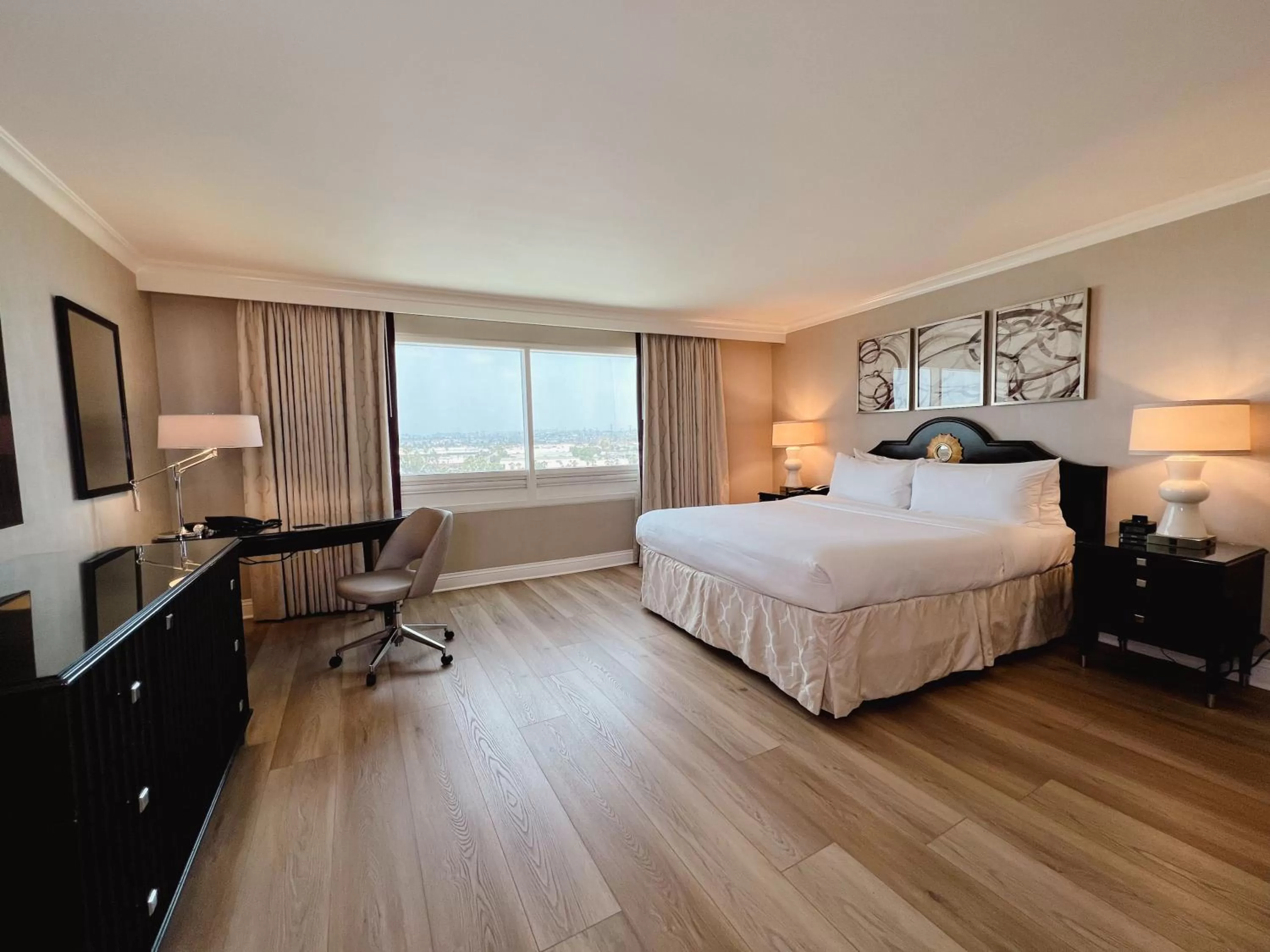 Deluxe Room One King Bed in The Commerce Casino & Hotel