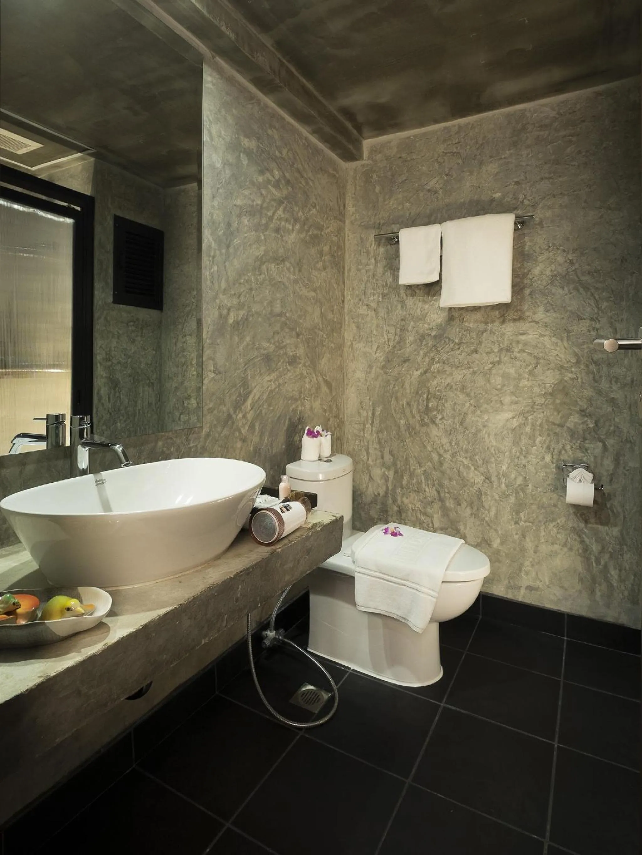 Toilet in Thapae Loft