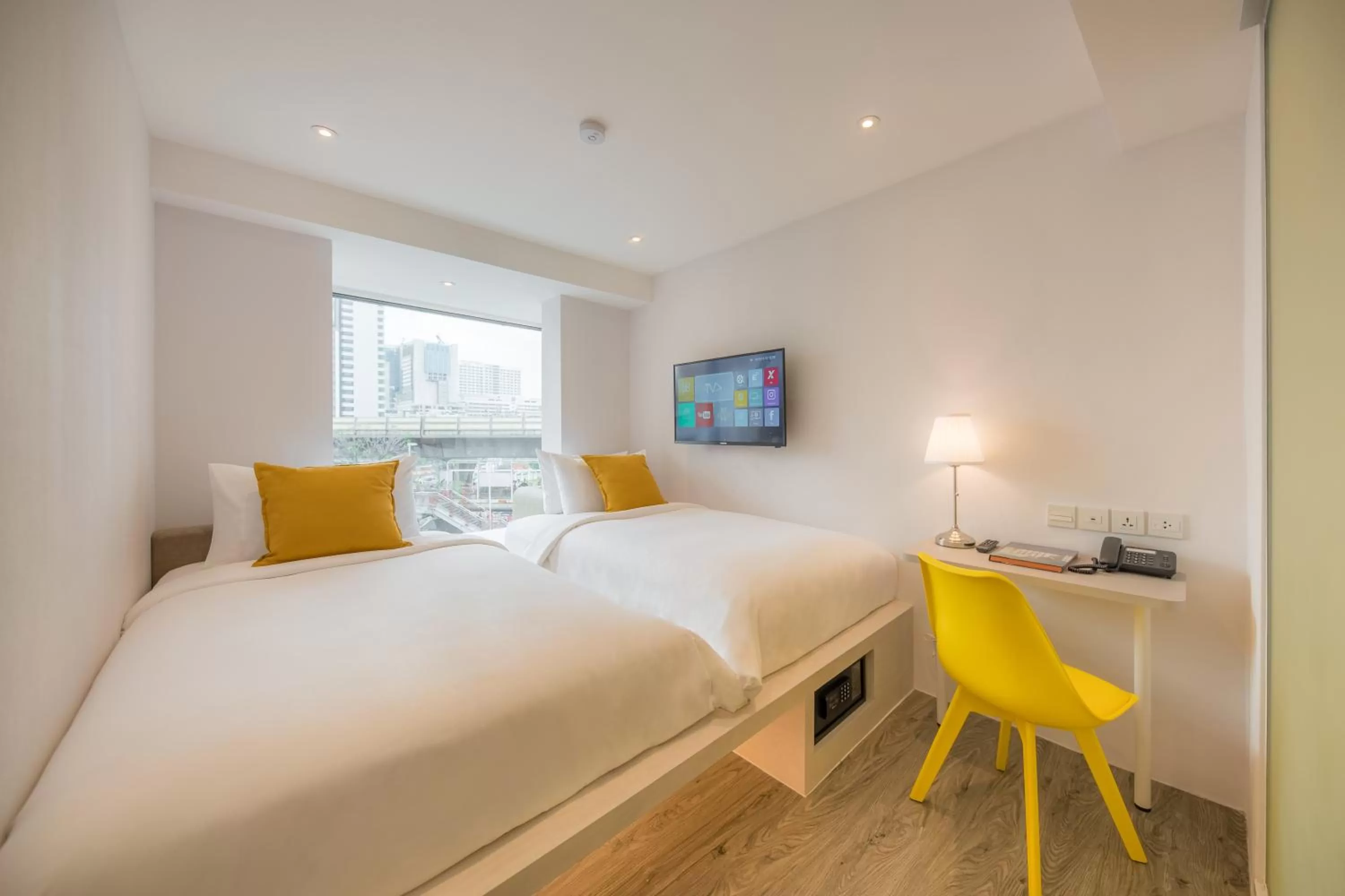 Twin Room with City View in Yello Rooms Hotel Victory Monument
