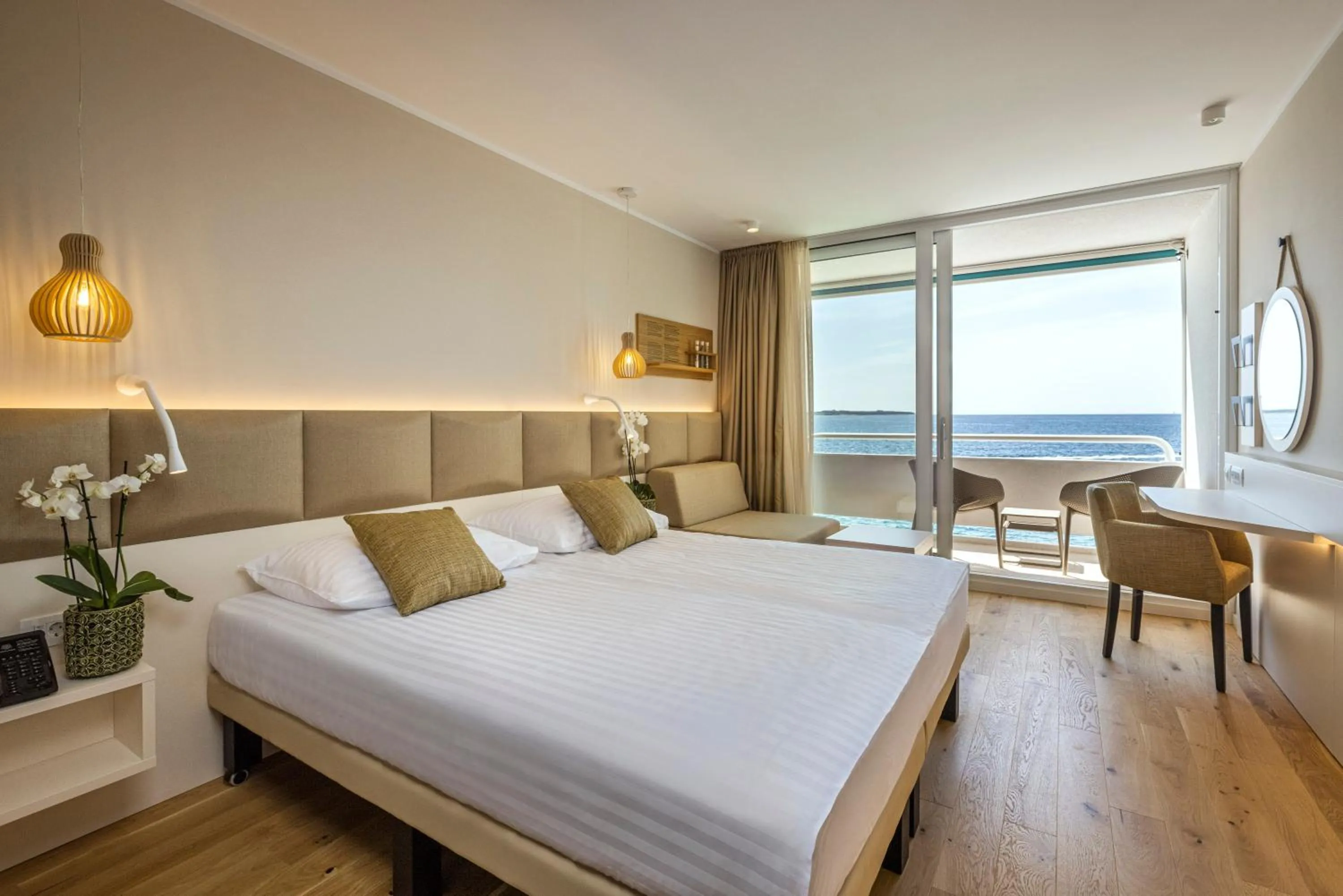 Superior Double or Twin Room with Extra Bed, Balcony and Sea View in Hotel Histrion
