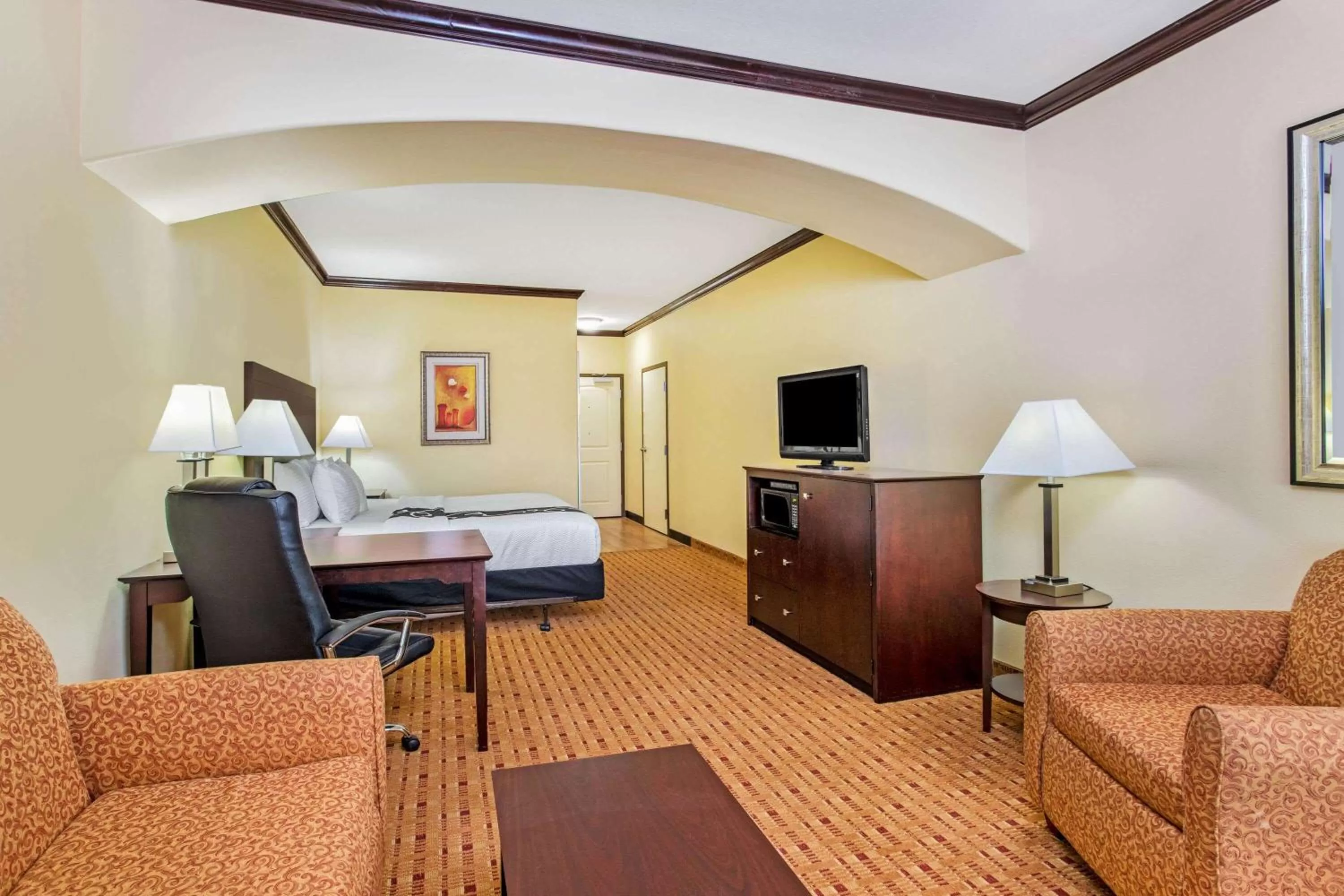 Deluxe King Suite with Bath Tub - Mobility/Hearing Accessible - Non-Smoking in La Quinta by Wyndham Ennis