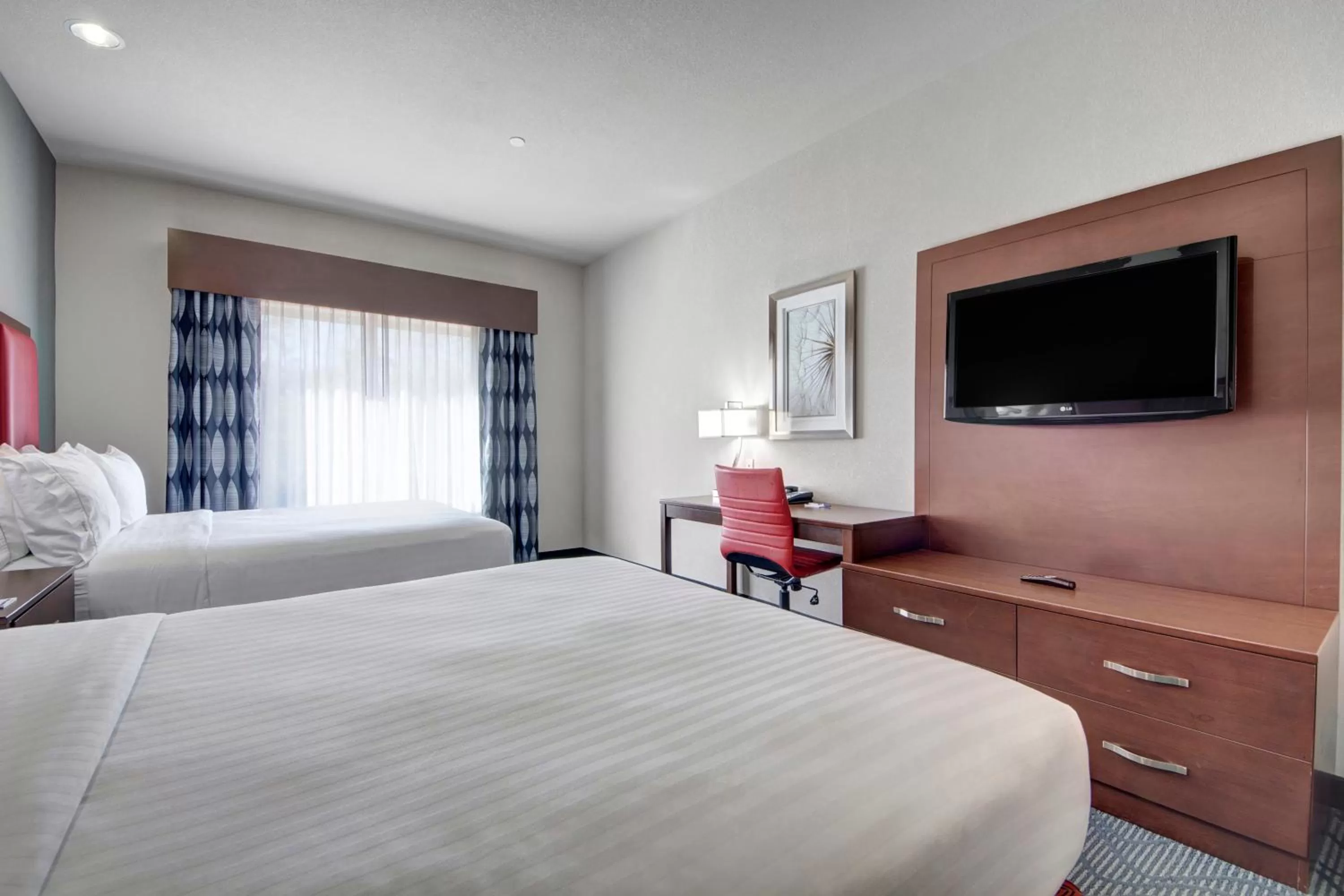 Deluxe King Room with Bath Tub - Hearing Accessible in Holiday Inn Express and Suites Oklahoma City North by IHG