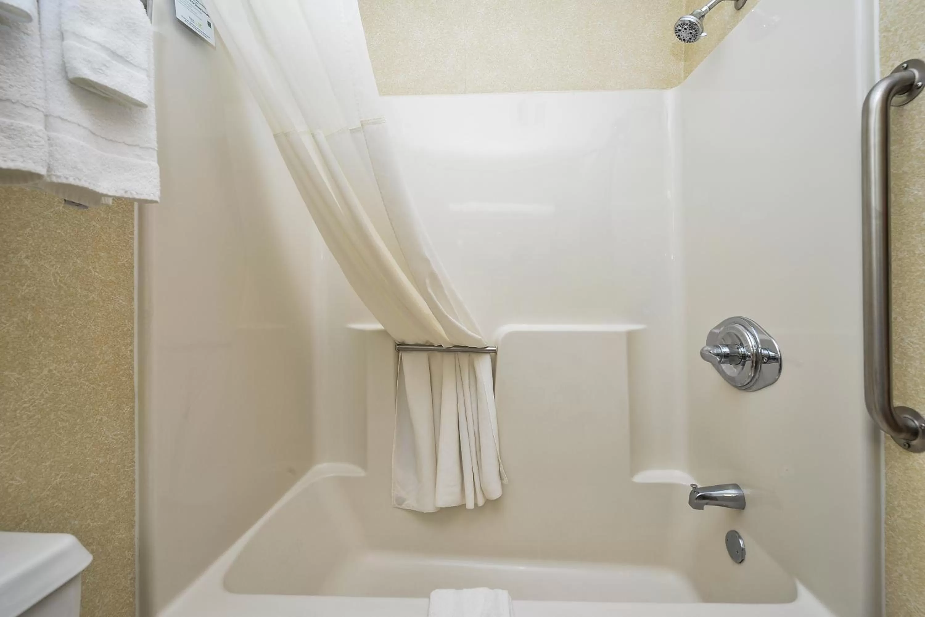 Queen Room with Two Queen Beds - Smoking in Quality Inn & Suites Sioux Falls South