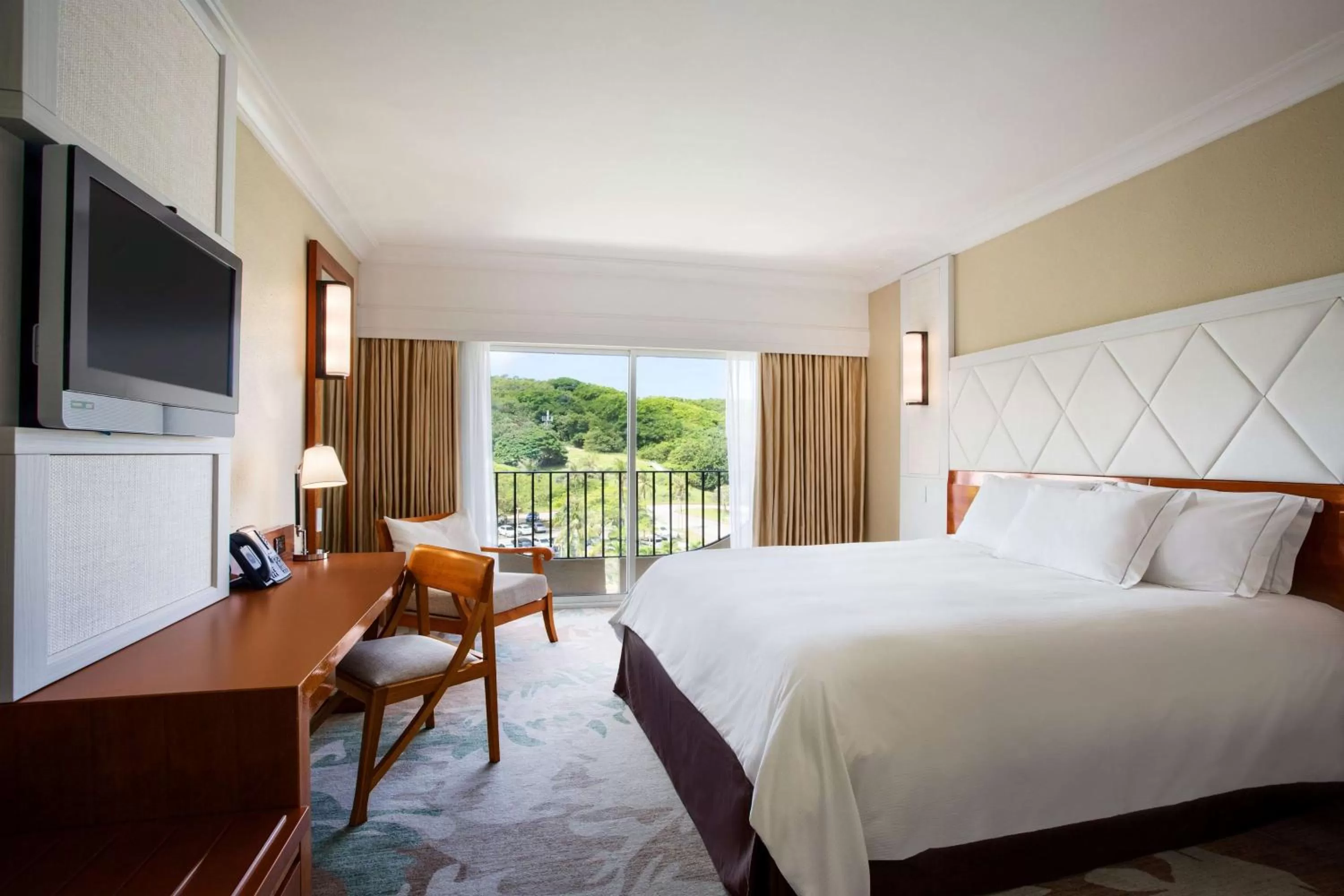 Main Garden King Room in Hilton Guam Resort & Spa