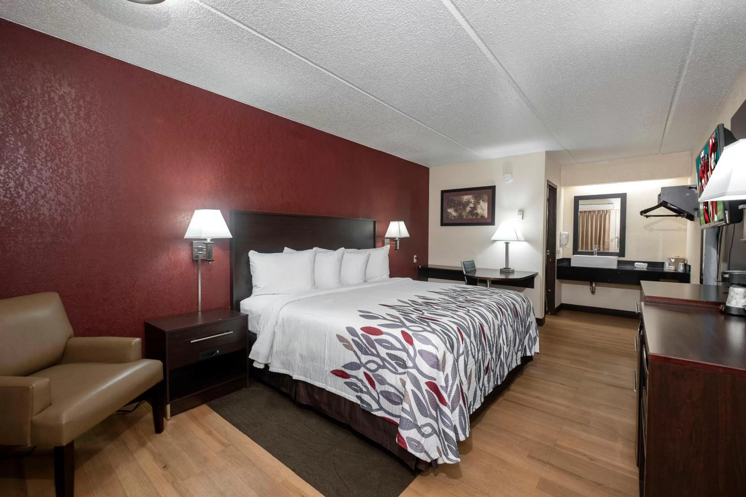 Superior King Room Non-Smoking in Red Roof Inn Champaign - University