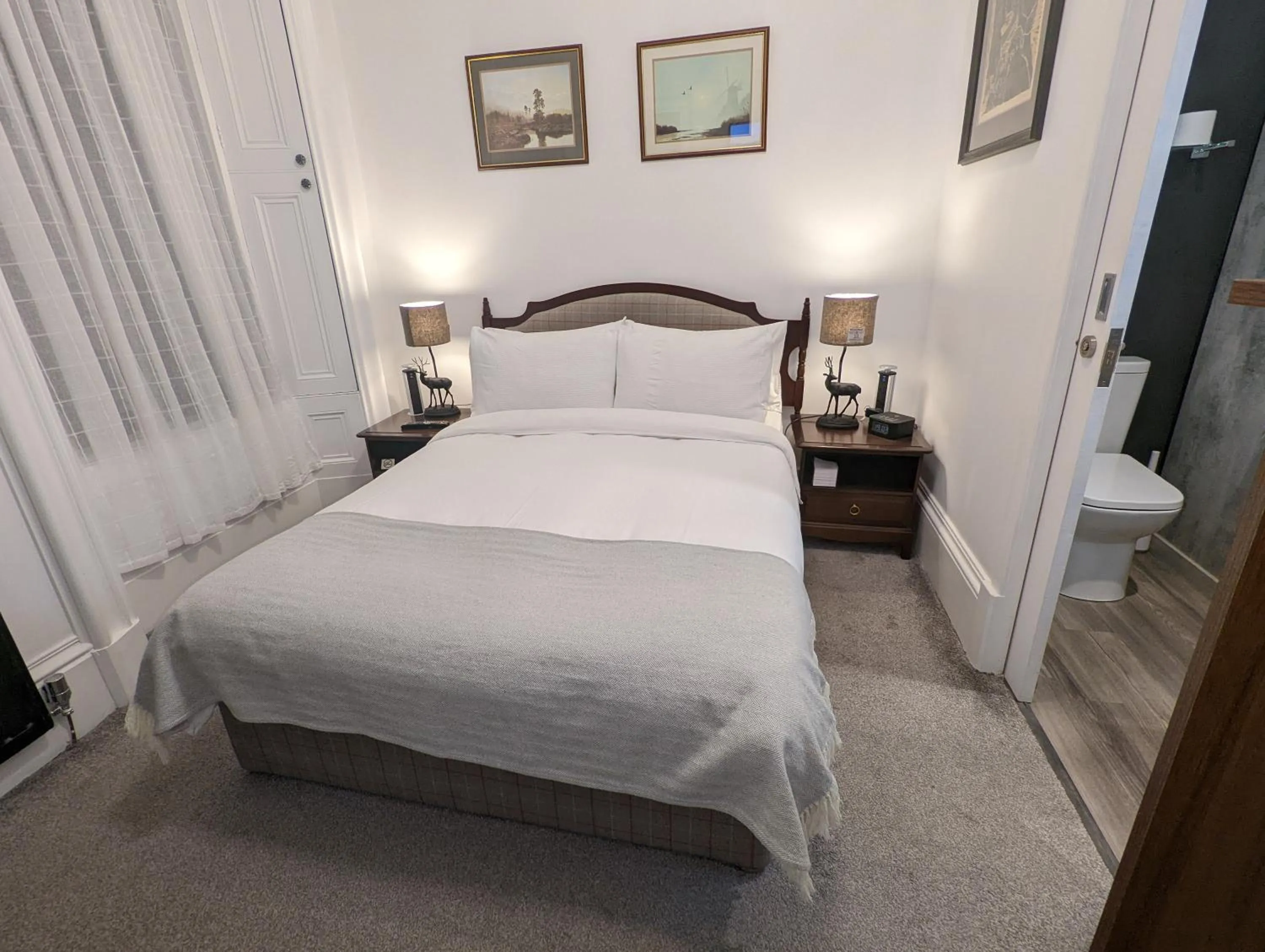 Single Room with Private Bathroom - single occupancy in Cambeth Lodge