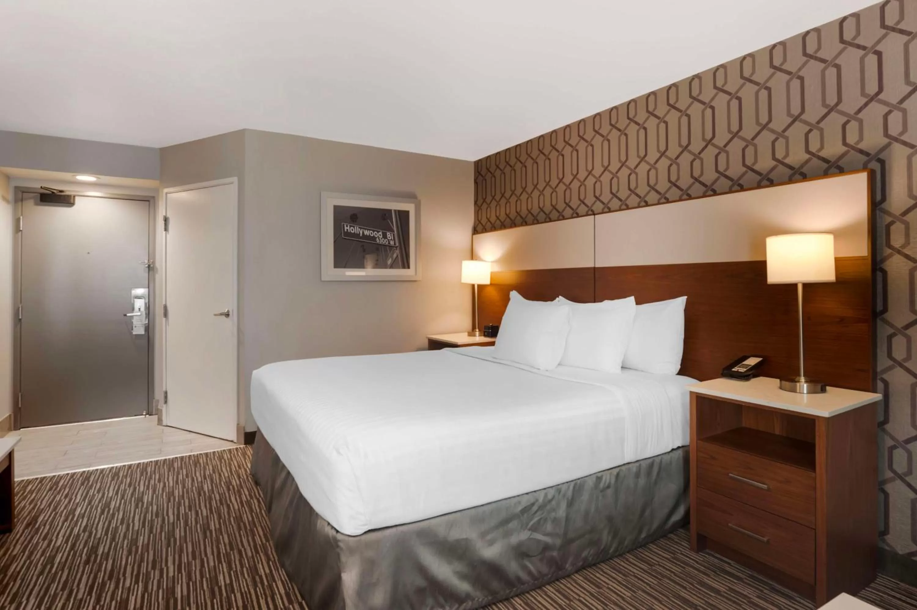 King Room with Walk-in Shower - Mobility Access/Non-Smoking in Best Western Plus Commerce Hotel