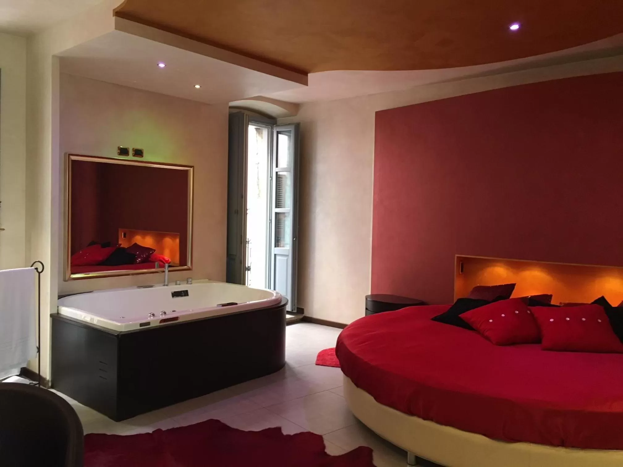 Deluxe Suite with Spa Bath in Alessi Hotel Trattoria