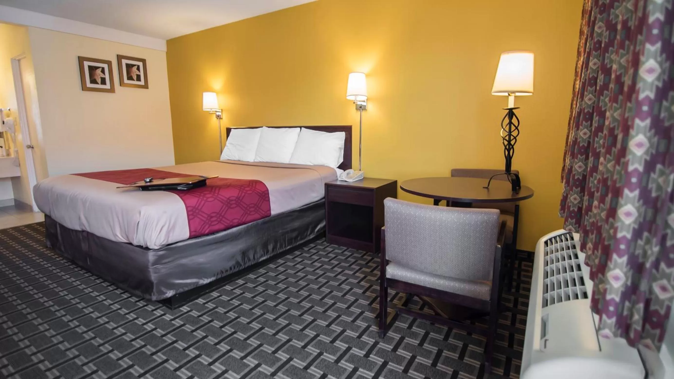 Standard King Room in Econo Lodge Downtown Albuquerque