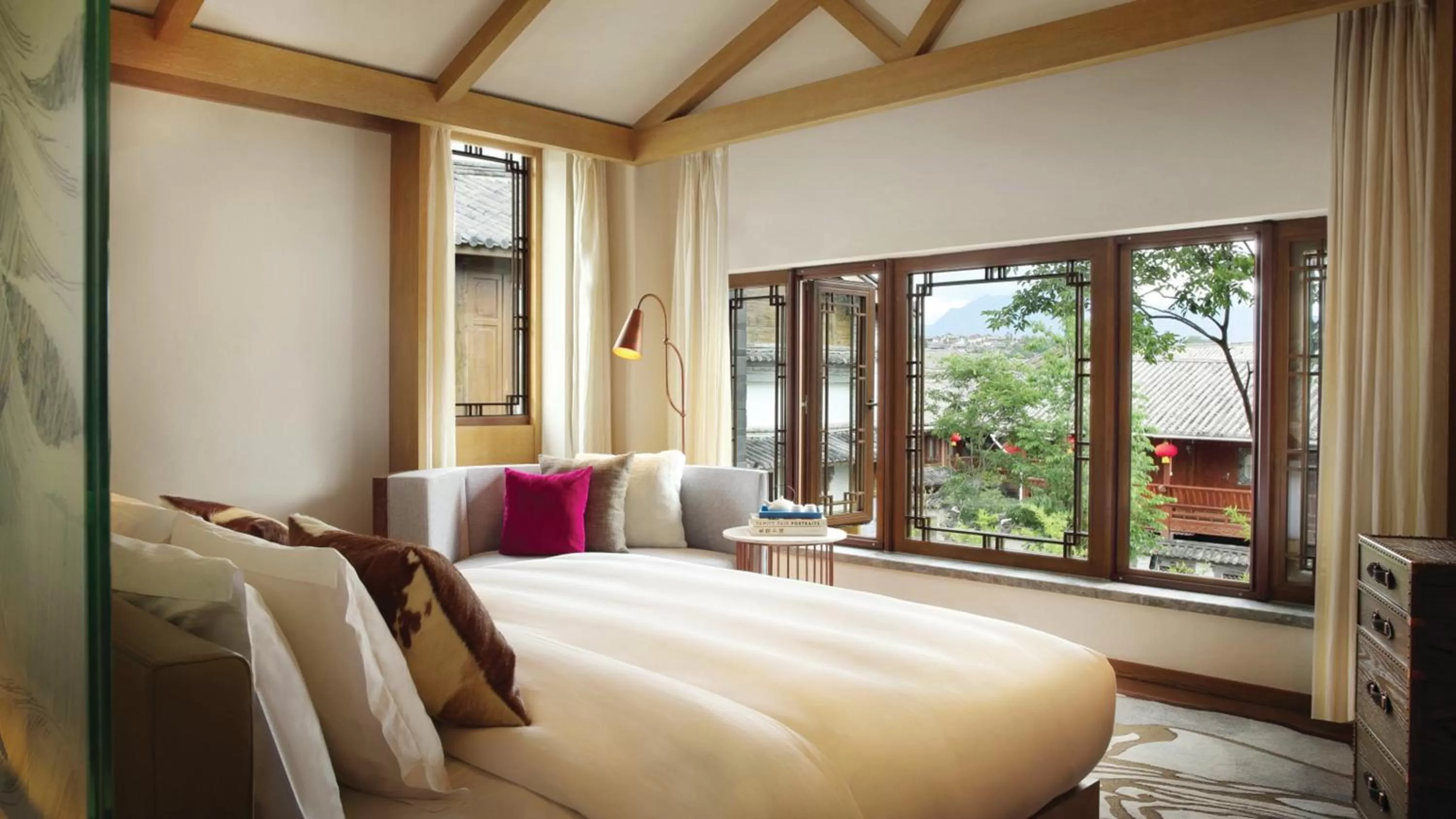 Premium King Room in Hotel Indigo Lijiang Ancient Town by IHG