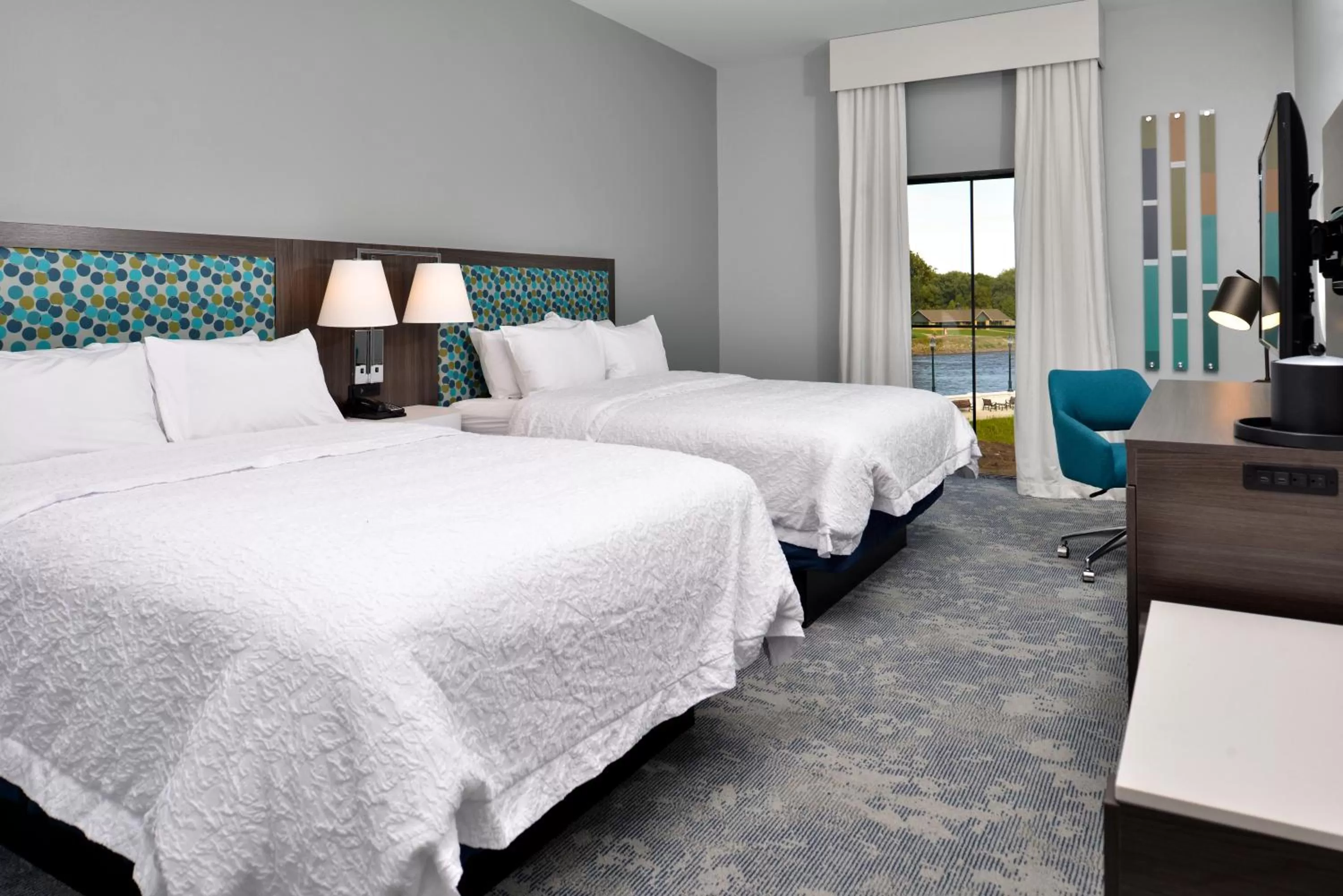 Queen Room with Bath Tub - Mobility Access/Non-Smoking in Hampton Inn Cedar Falls Downtown, Ia