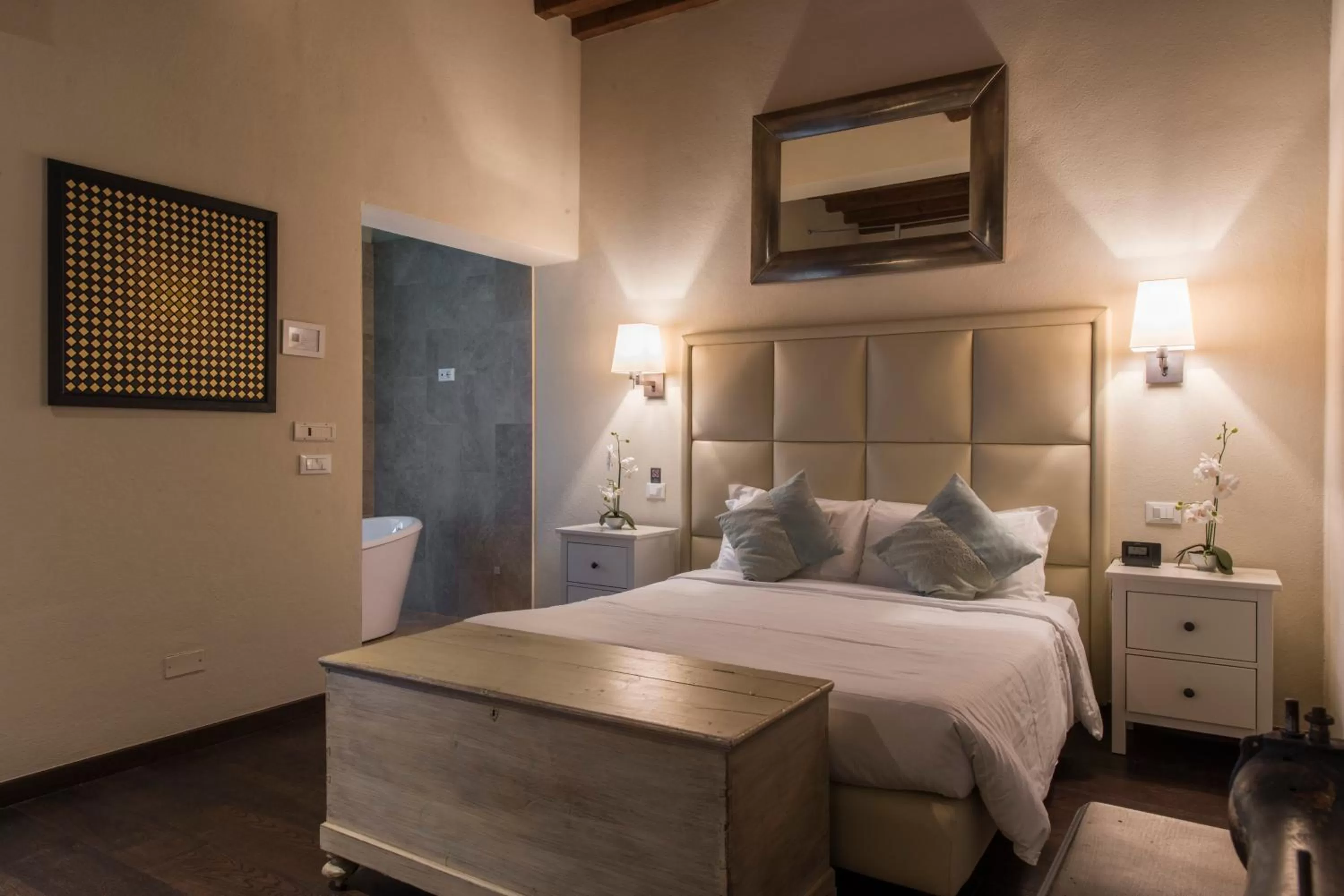 Standard Two-Bedroom Apartment with Balcony in Florence Art Apartments