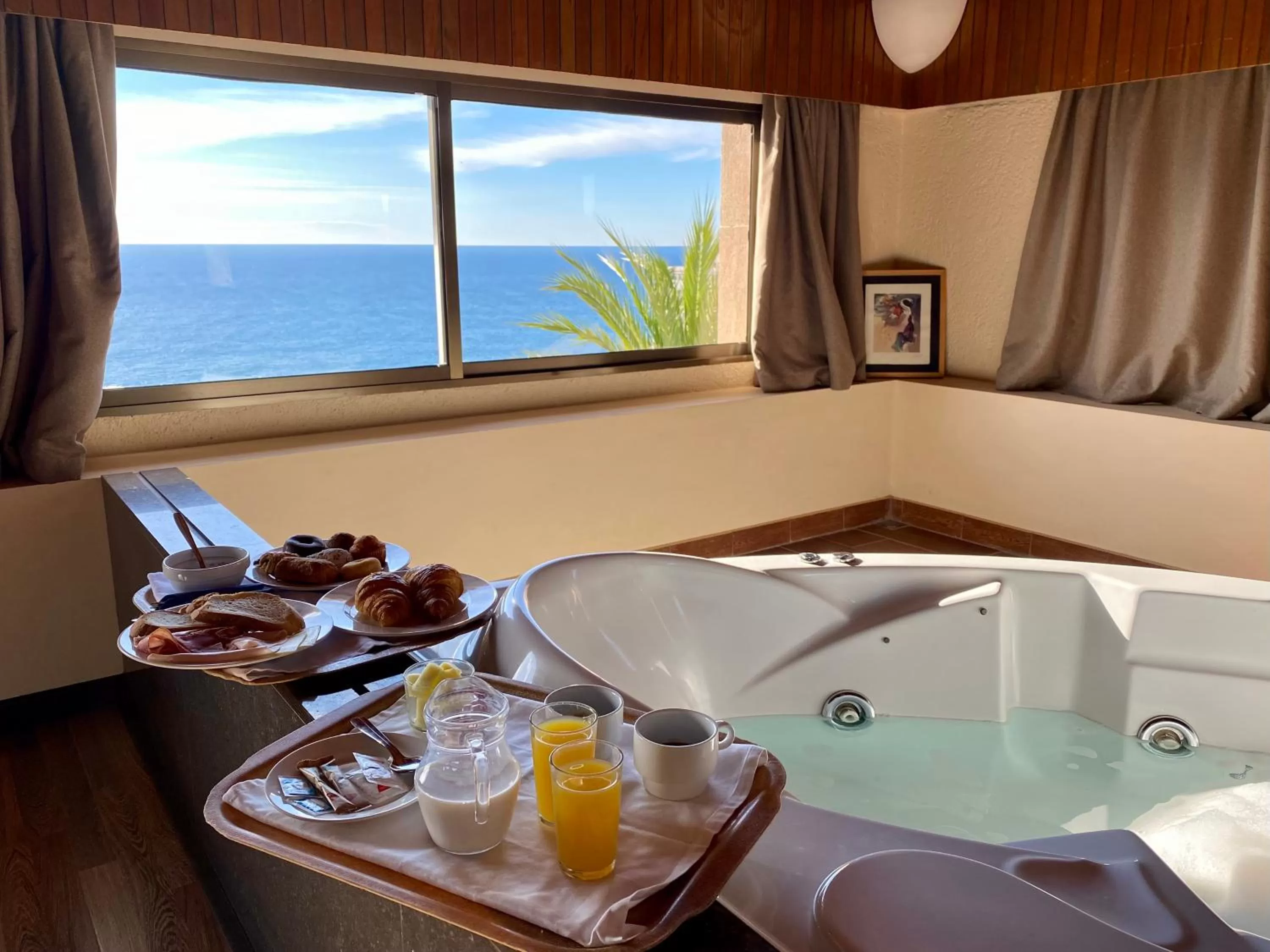 Suite with Sea View in Hotel Roger de Flor by Seleqtta