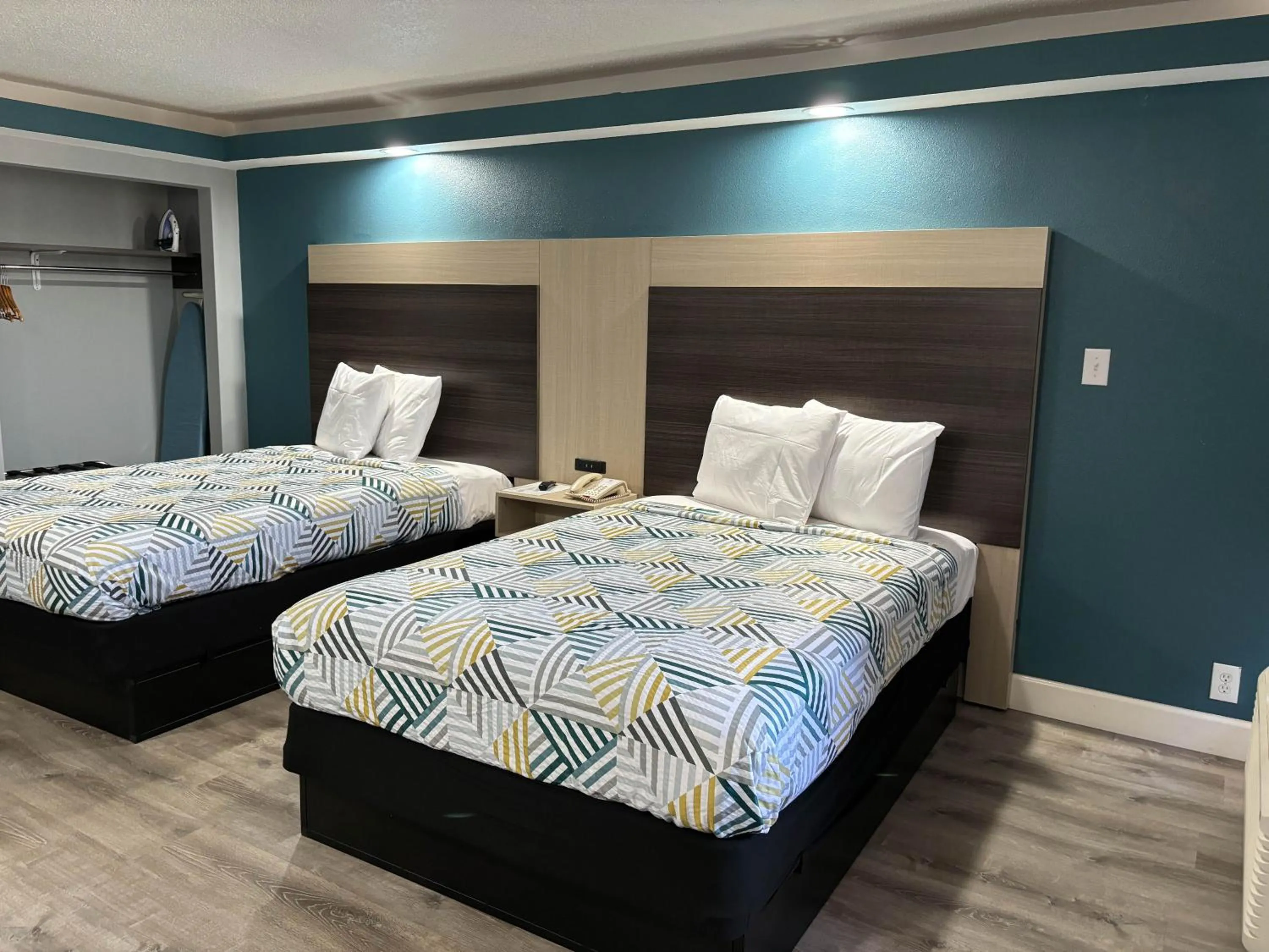 Queen Room with Two Queen Beds - Smoking in Studio 6 Suites Memphis, TN East Memphis