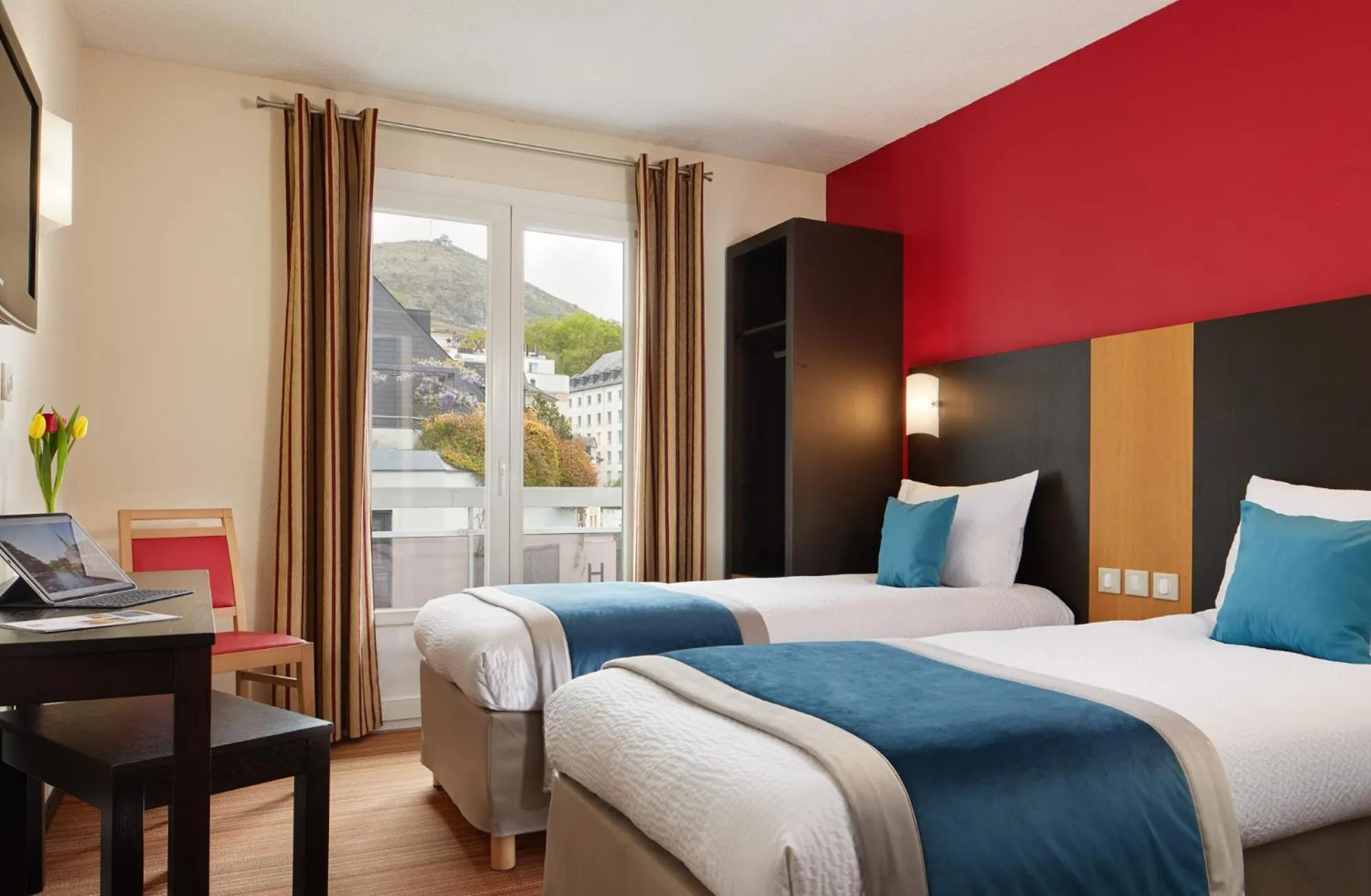 Two Connecting Rooms (5 Adults) in Hôtel Roissy