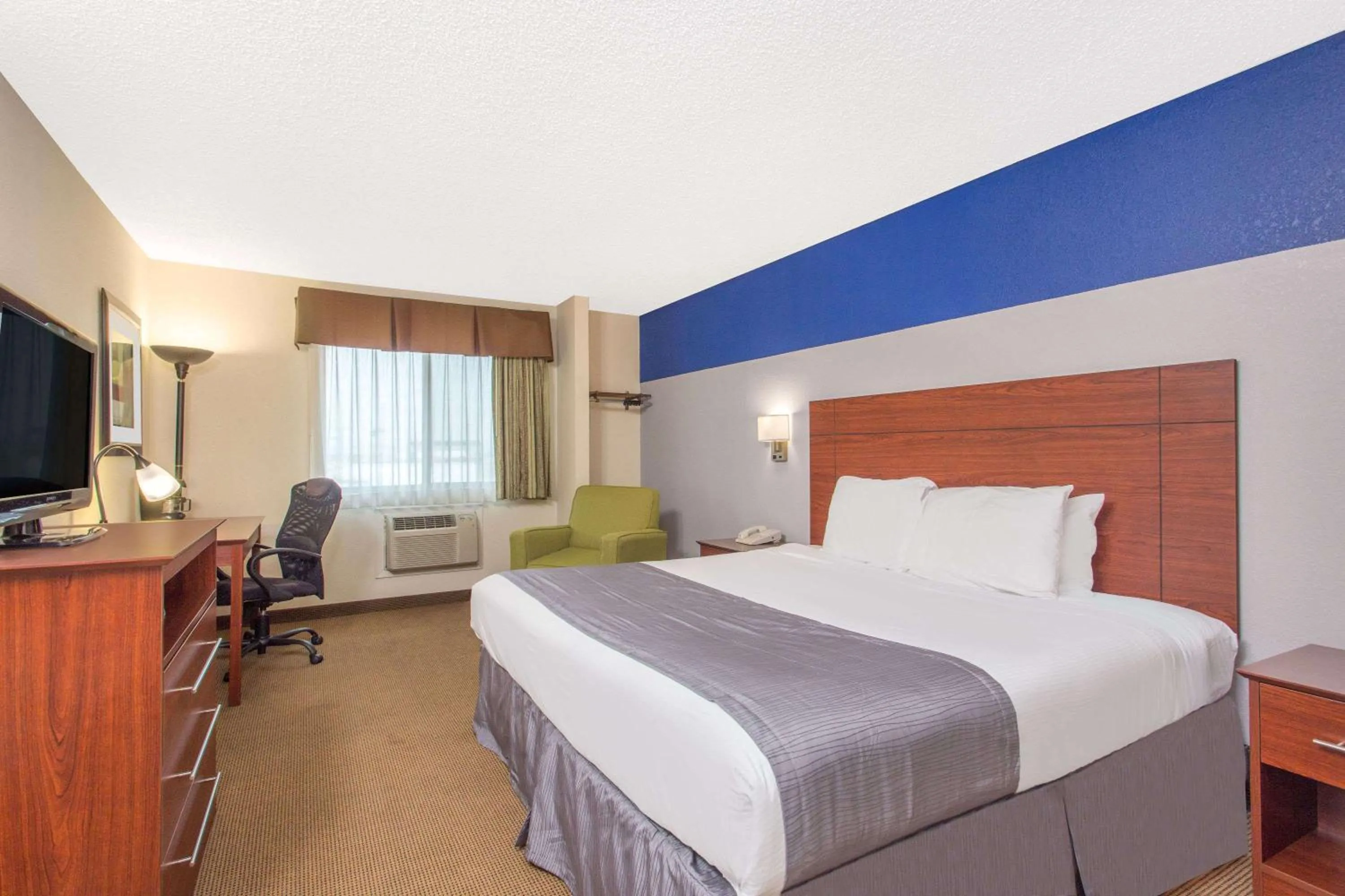 King Suite with Bunk Bed - Non-Smoking in Baymont by Wyndham Dubuque