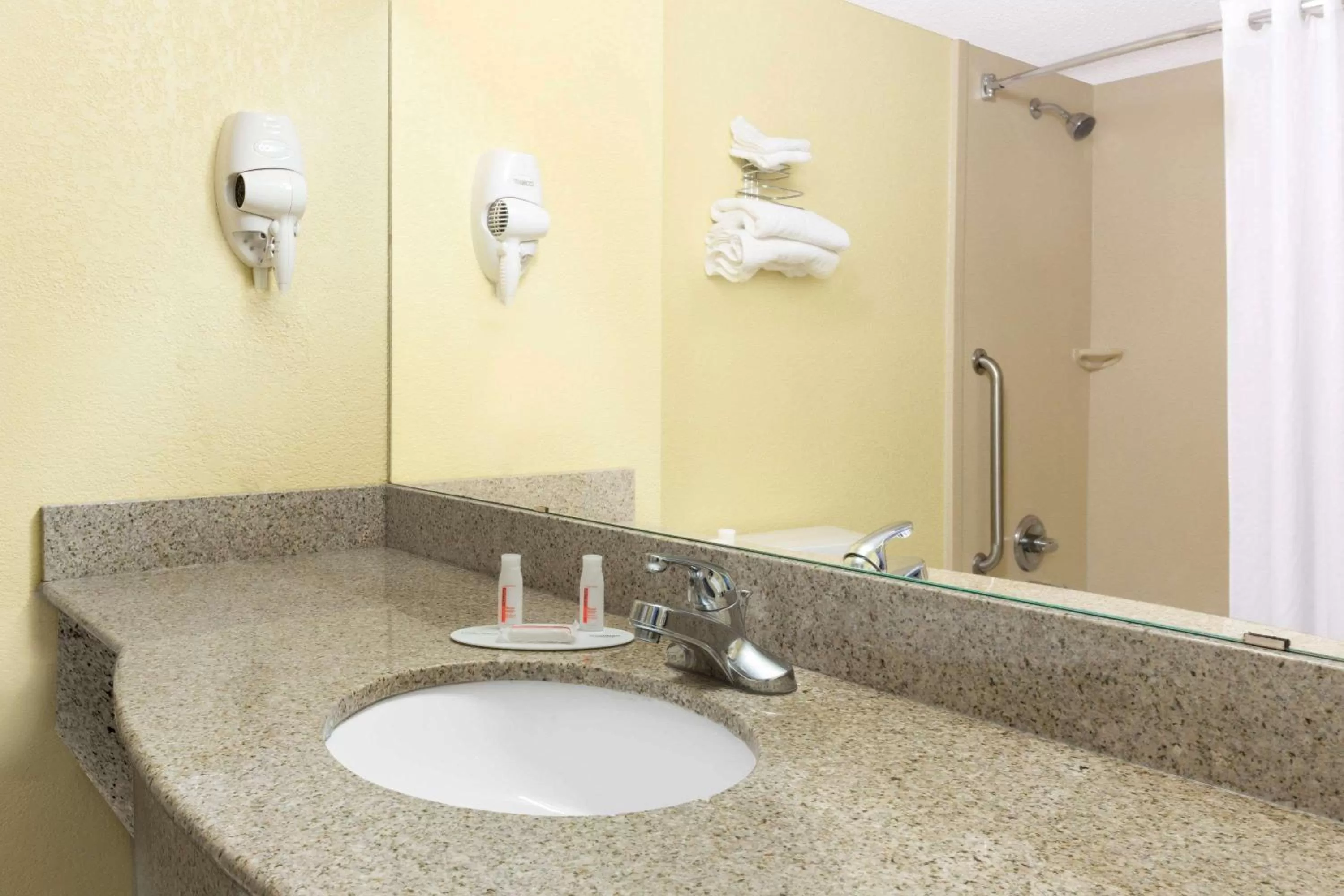 King Room - Non-Smoking in Super 8 by Wyndham Hattiesburg South