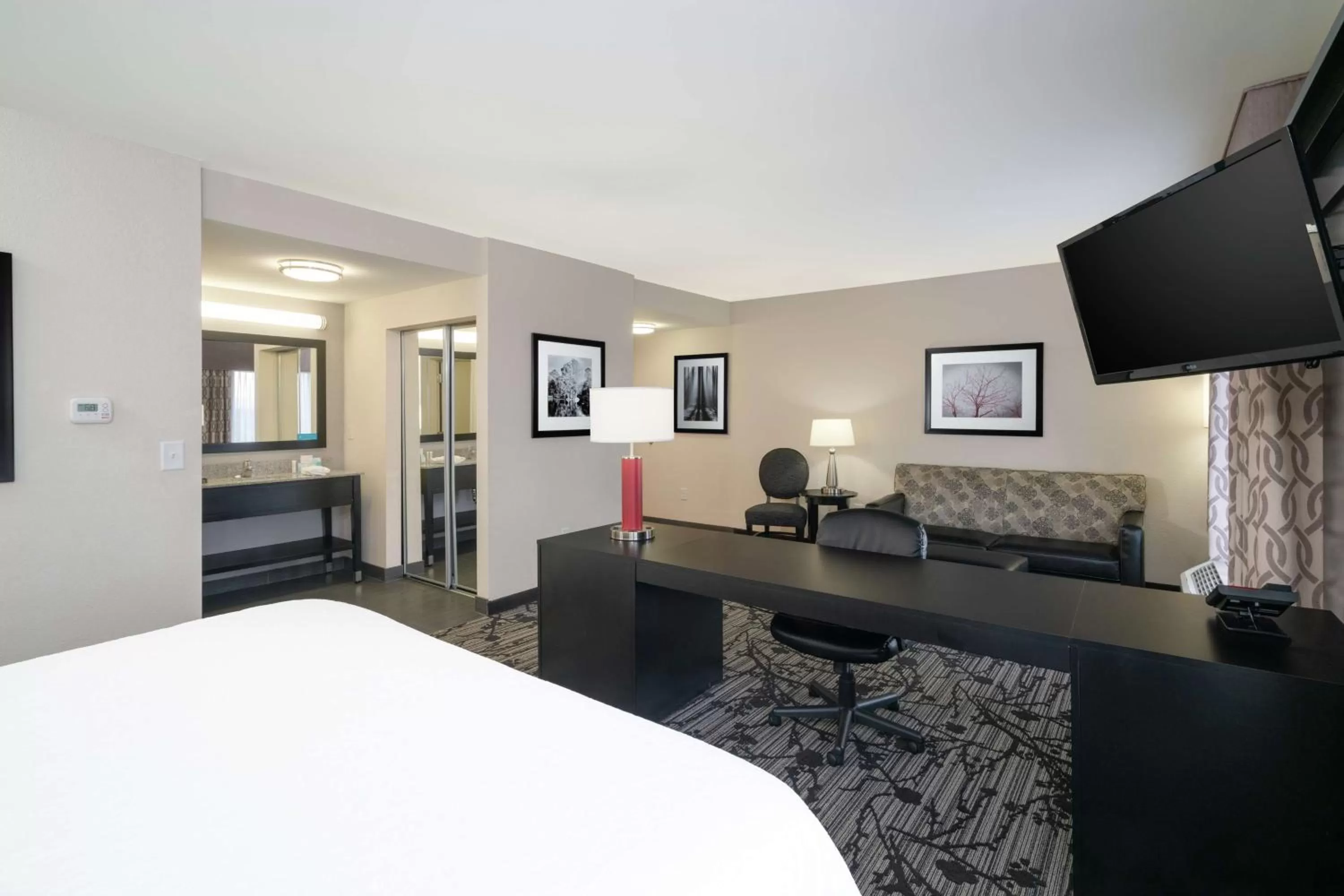 King Room in Hampton Inn and Suites Roanoke Airport/Valley View Mall